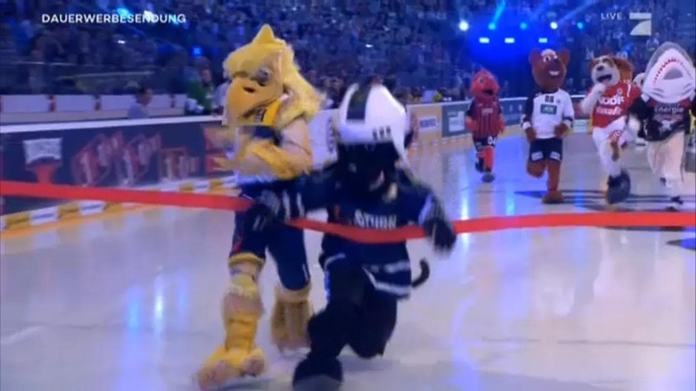 Da passt kein Schnurrhaar dazwischen: War Xaver (weißer Helm) vorne oder Hubird? Foto: Screenshot