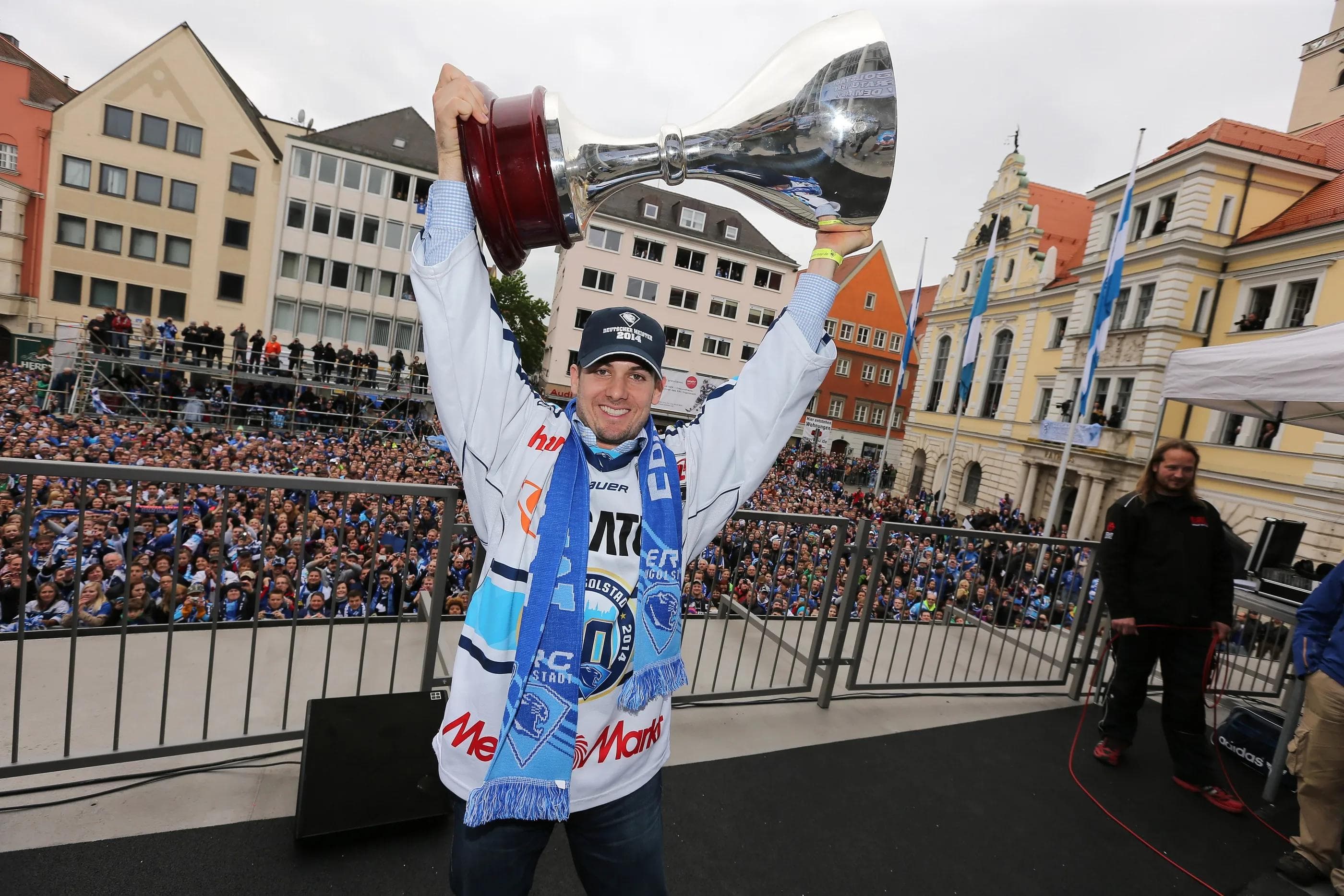 Jared Ross stemmt 2014 den Pokal auf dem Rathausbalkon in die Luft.
Foto: Bösl/kbumm.de