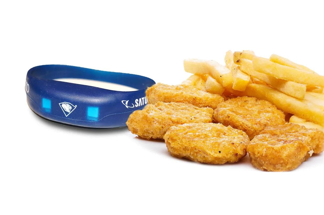 Ein Blinkarmband, Chicken Nuggets und Pommes Frites gibt es heute Abend für nur 4,50 €.