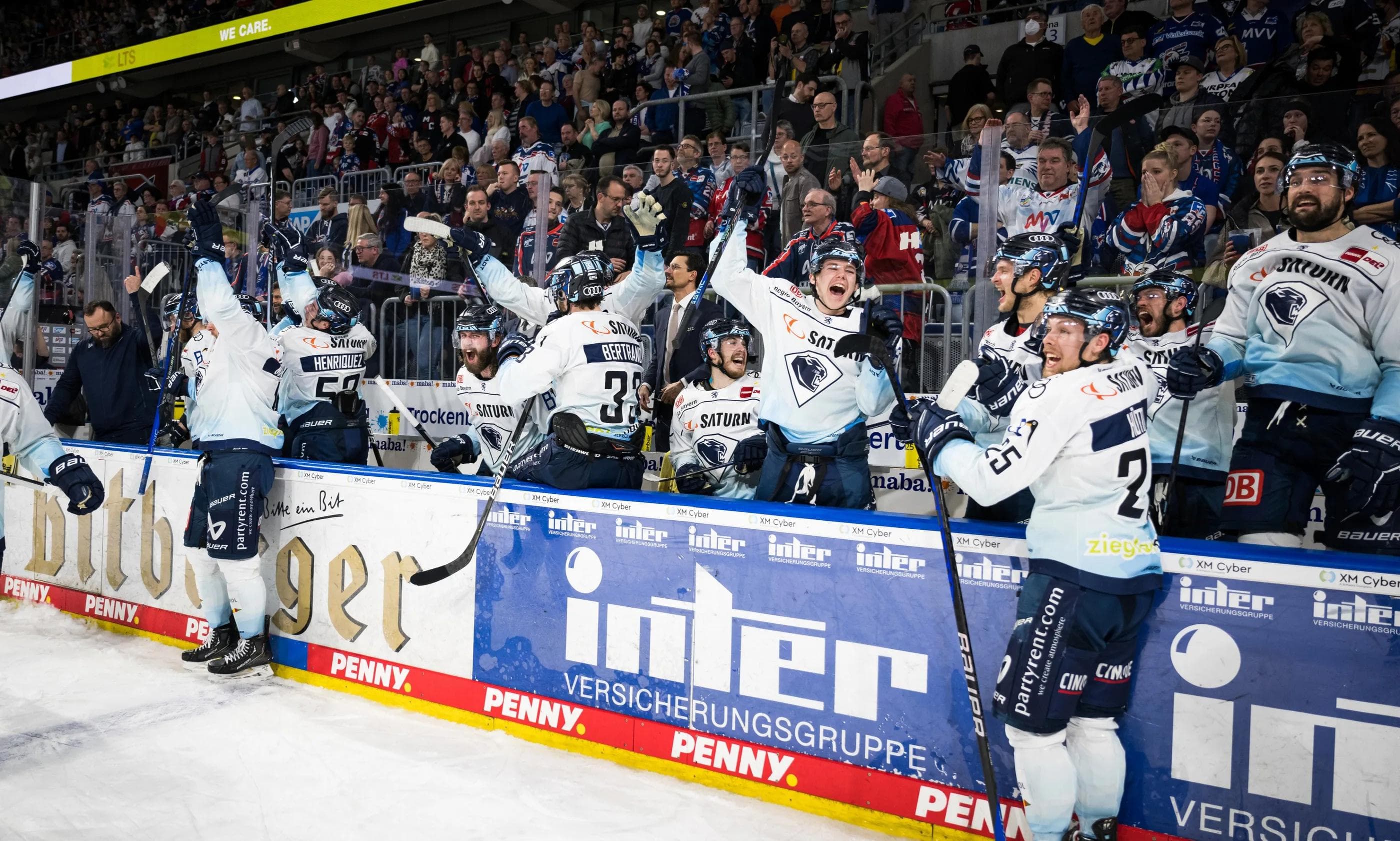 Grenzenlsoer Jubel nach Spielende. Der ERC steht im Finale.
Foto: City-Press/Leipold