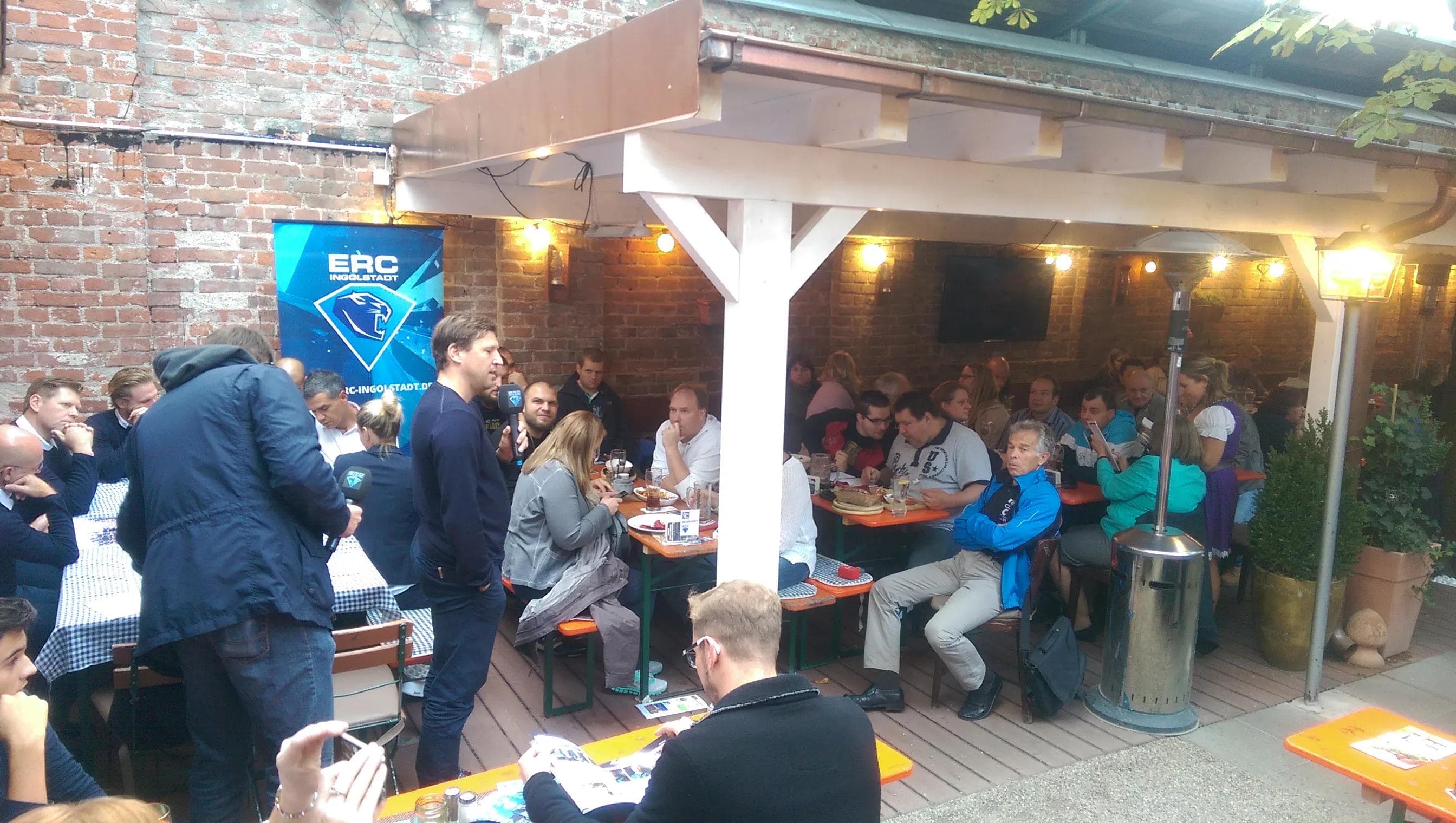 Beim ersten Fanstammtisch der Saison war unter anderem Geschäftsführer Claus Gröbner zu Gast.