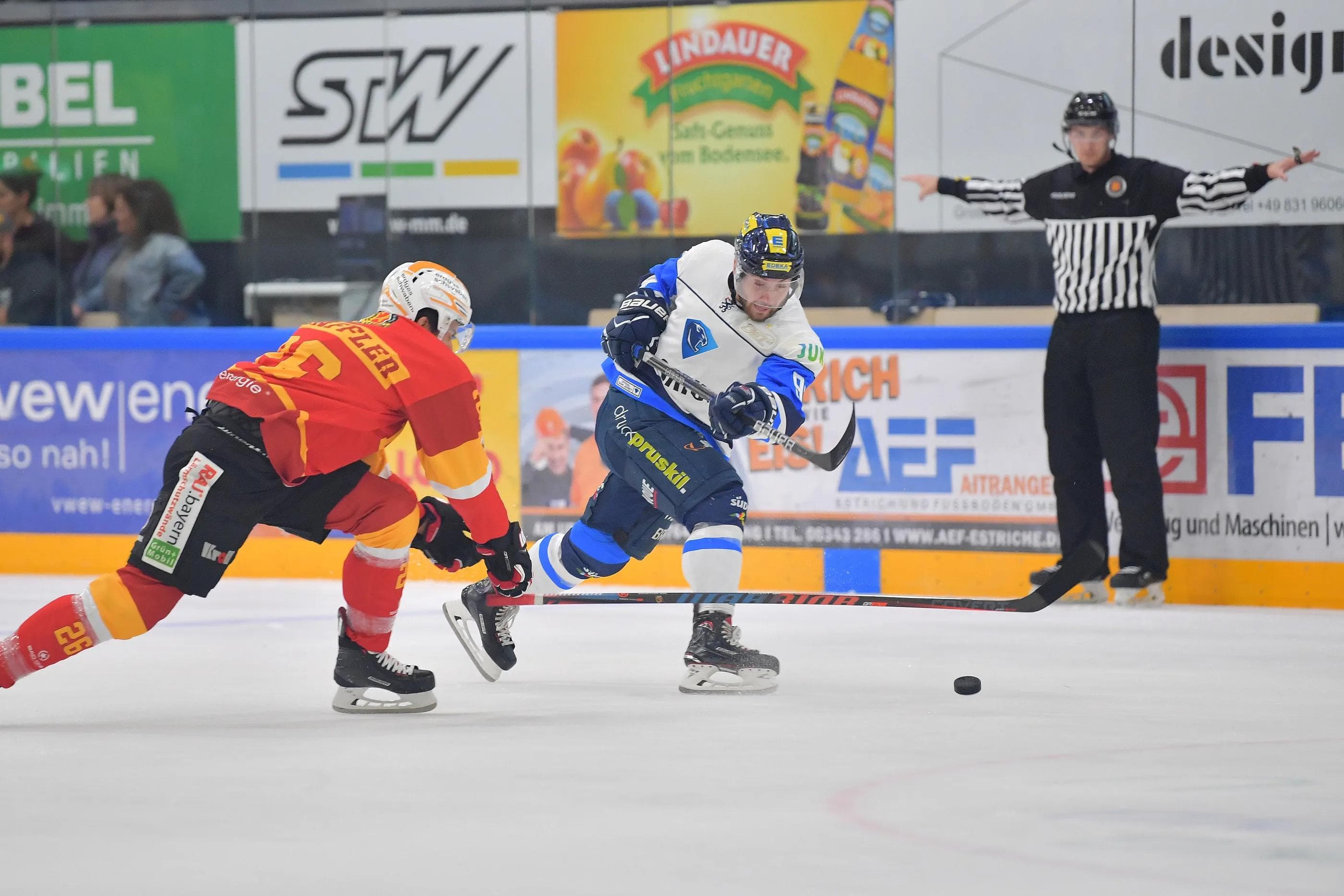 Simon Schütz (in blau-weiß), der in den vergangenen Jahren selbst 128 Spiele für den ESV Kaufbeuren bestritt, trifft auf viele bekannte Gesichter. Foto: Johannes Traub.