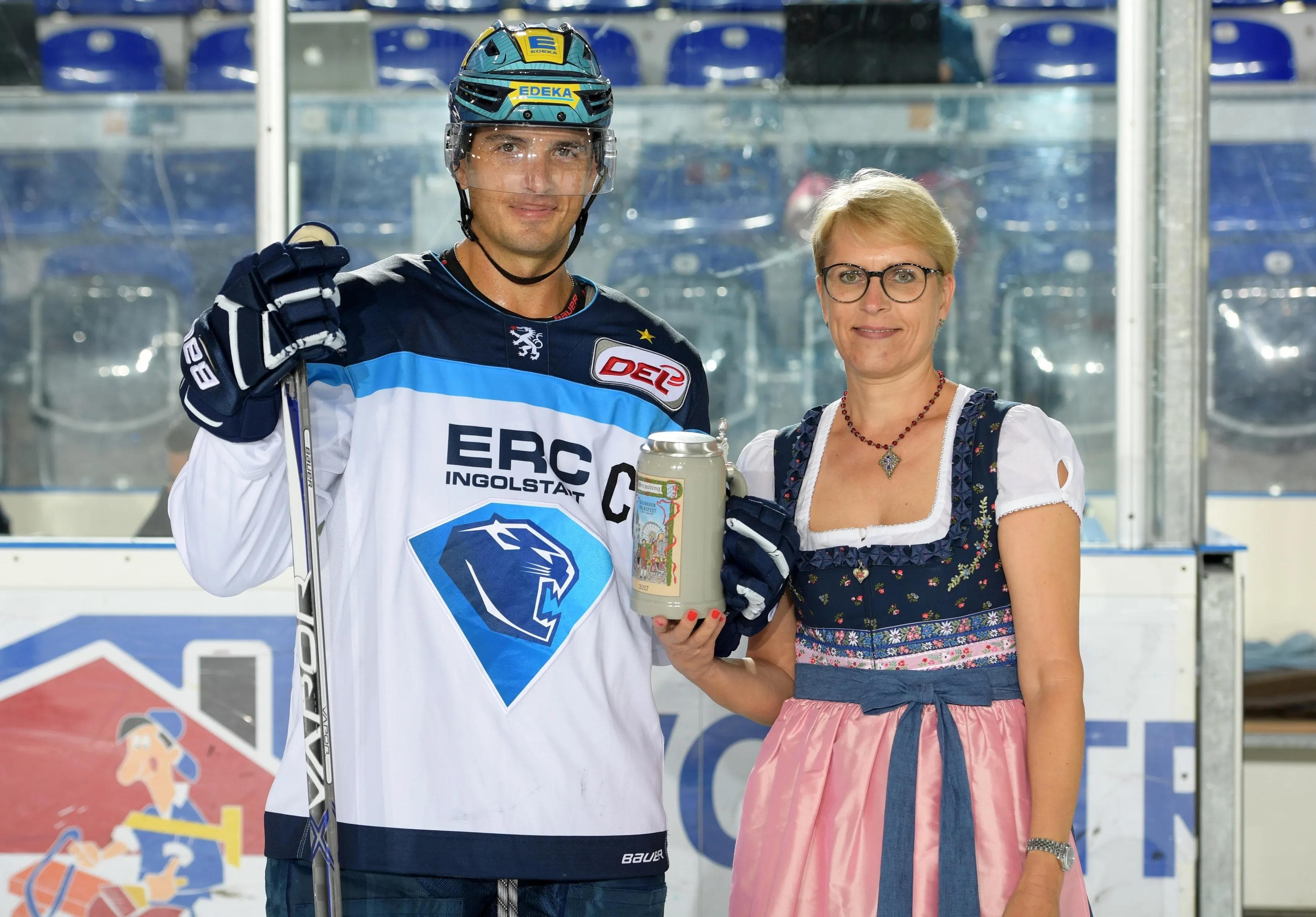 John Laliberte mit Tigers-Geschäftsführerin Gaby Sennebogen bei der Siegerehrung. Foto: City Press GmbH