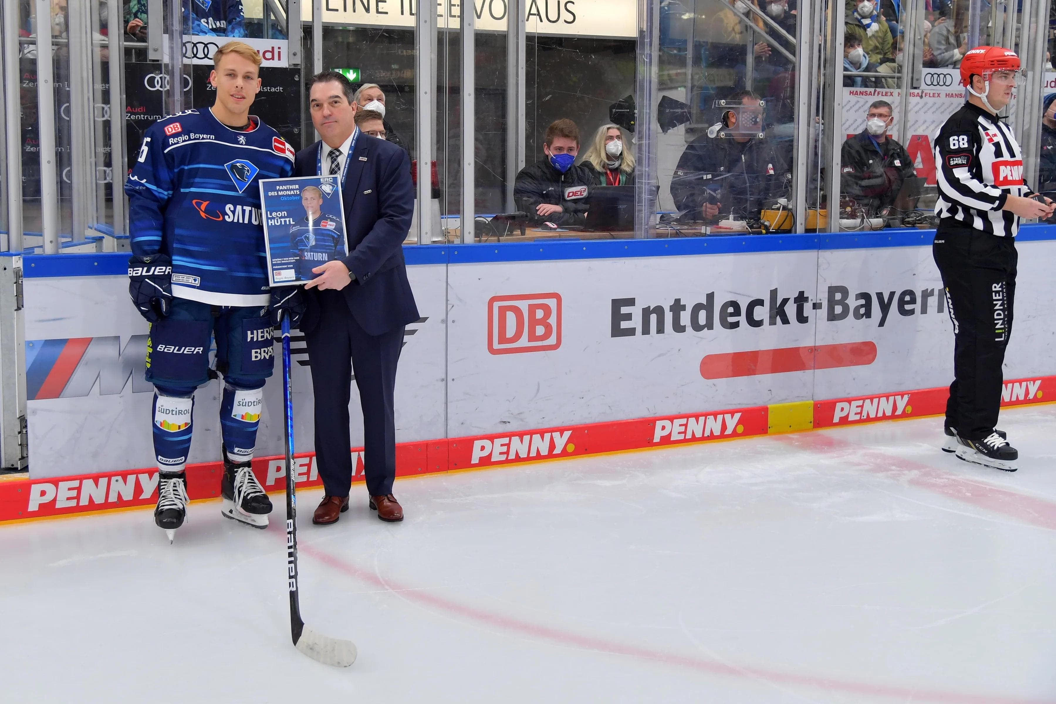 Larry Mitchell überreichte Leon Hüttl am Sonntag vor dem Heimspiel die Urkunde.
Foto: Johannes Traub/JT-Presse.de