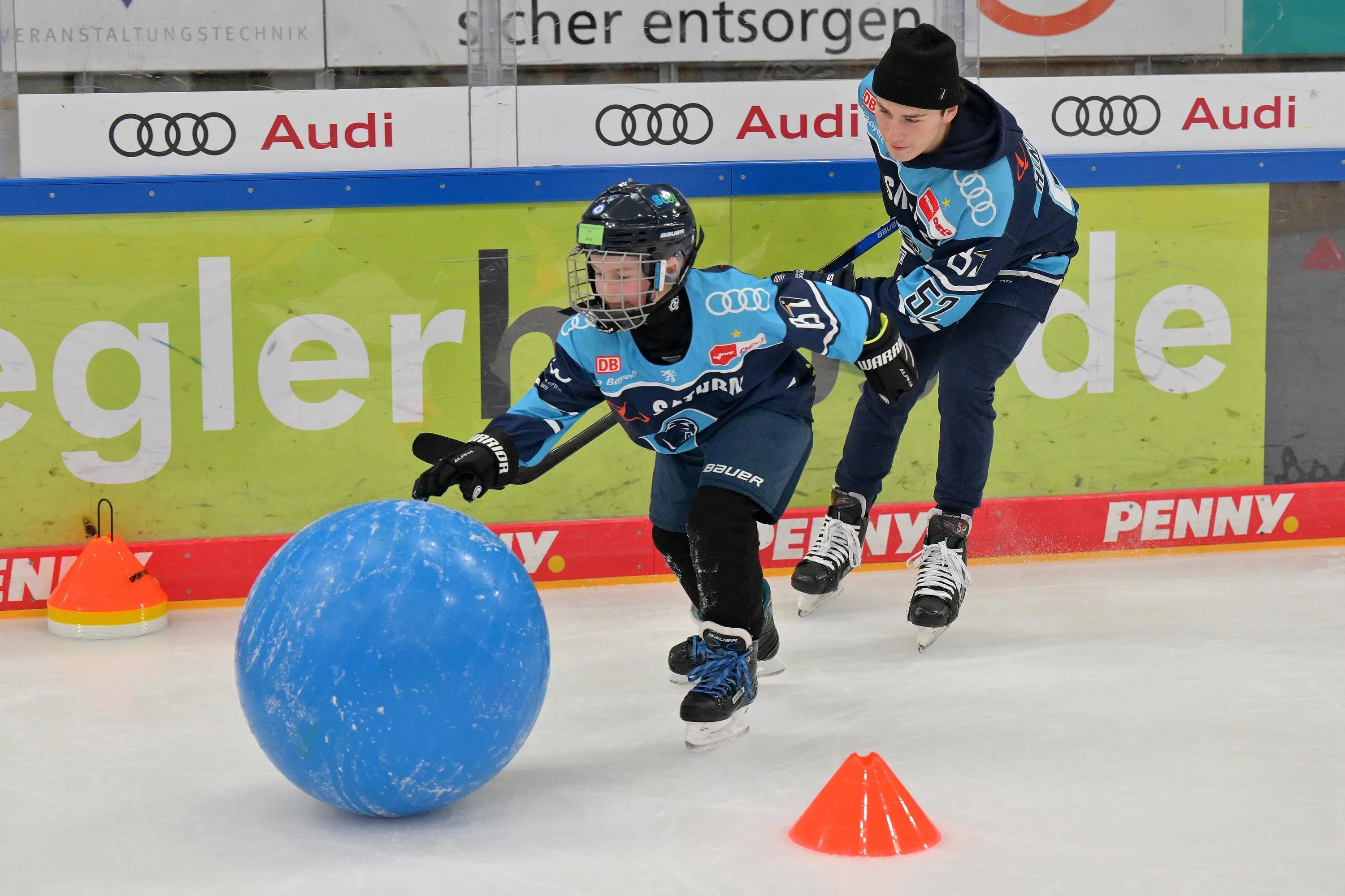 Beim Kids on Ice Day können Kinder am Samstag wieder mit den ERC-Profis trainieren.
Foto: Johannes Traub/JT-Presse.de