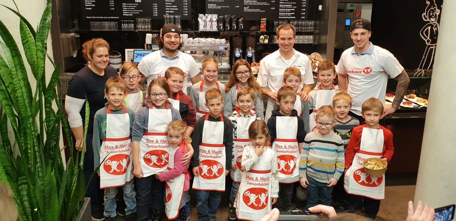 Am vergangenen Dienstag war der Xaver Kids-Club beim Backhaus Hackner und hat Plätzchen gebacken.