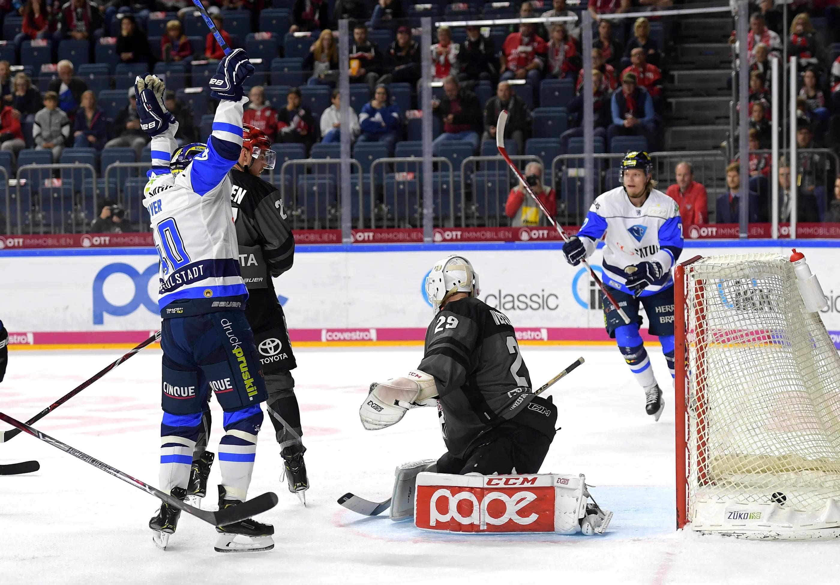 Da ist die Scheibe im Tor. 2:0! Foto: Schäfer / DEL-Photosharing