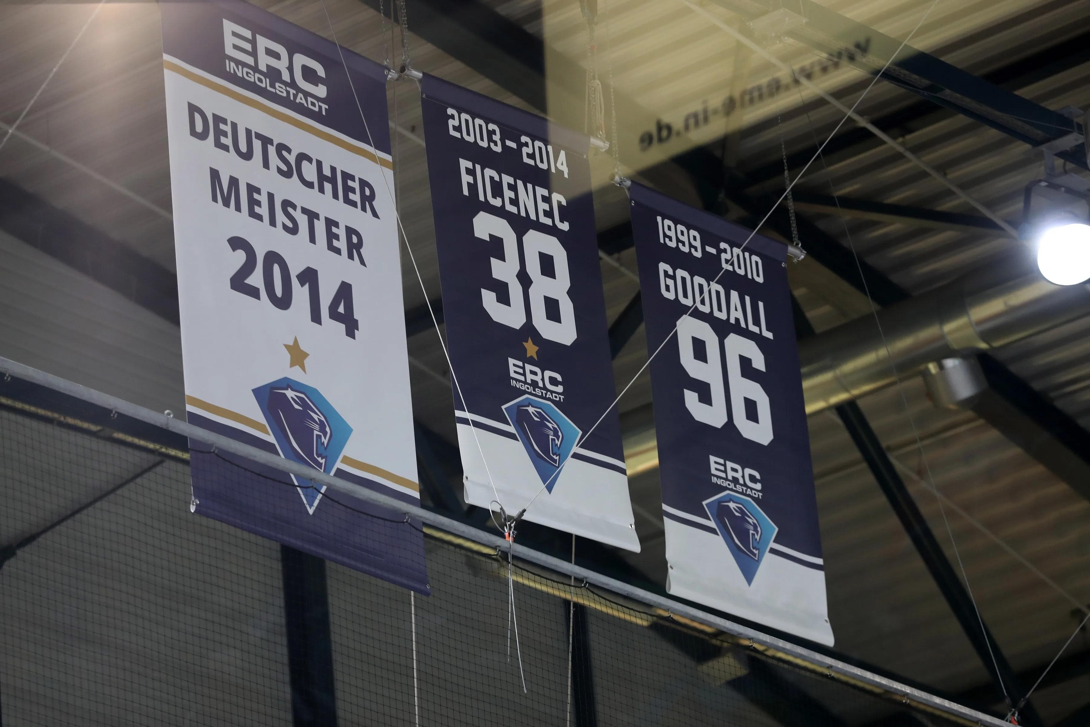 Das Trikot mit der 38 hängt nun unter dem Hallendach, neben den Leiberl von Doug Ast, Jimmy Waite und Glen Goodall sowie den Meister- und Pokalsiegerbannern. Foto: Stefan Bösl / kbumm.de