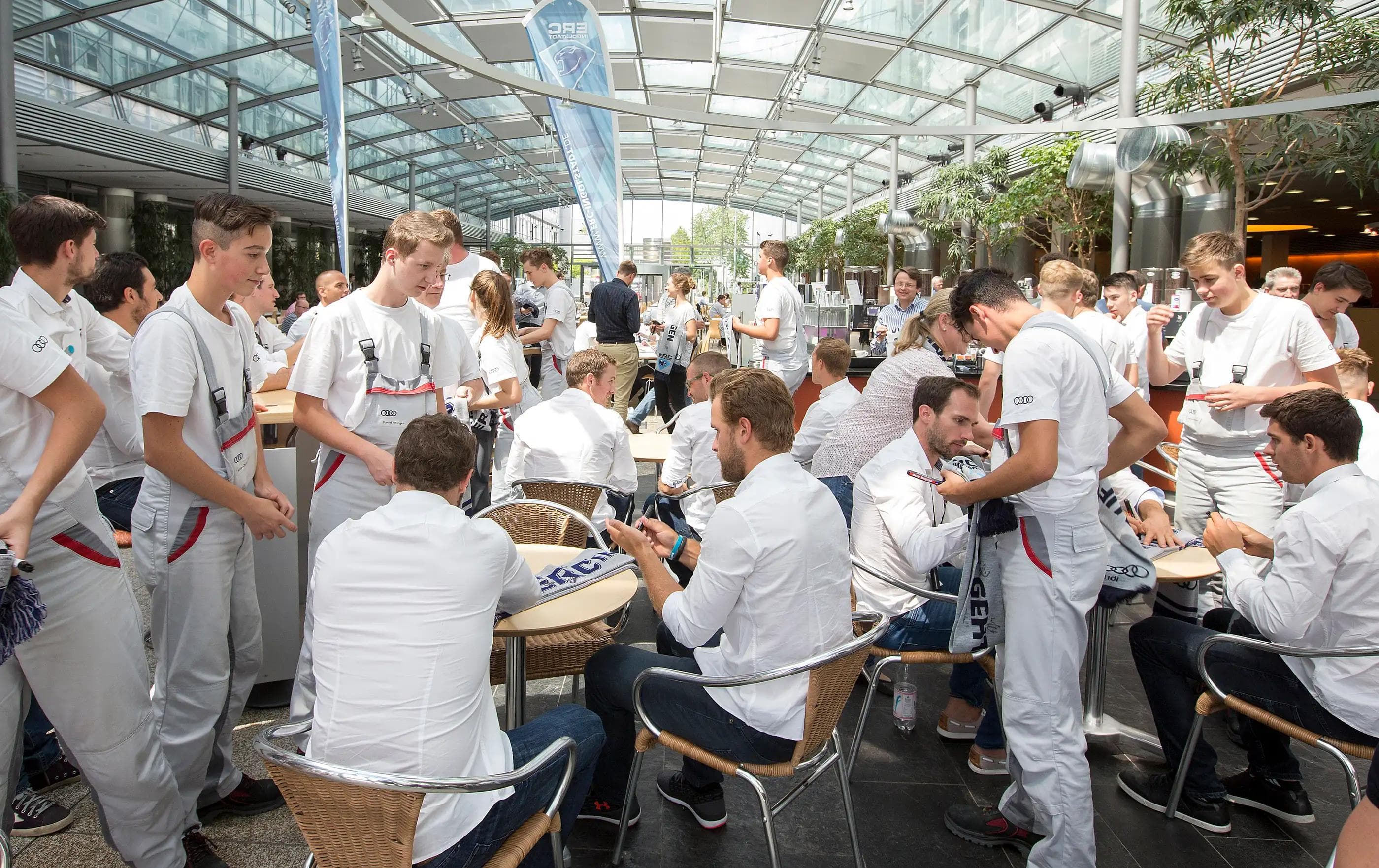 Erst Mittagessen, dann Autogramme schreiben - die Panther-Profis in der Audi-Kantine. Foto: Stefan Sauer / Audi