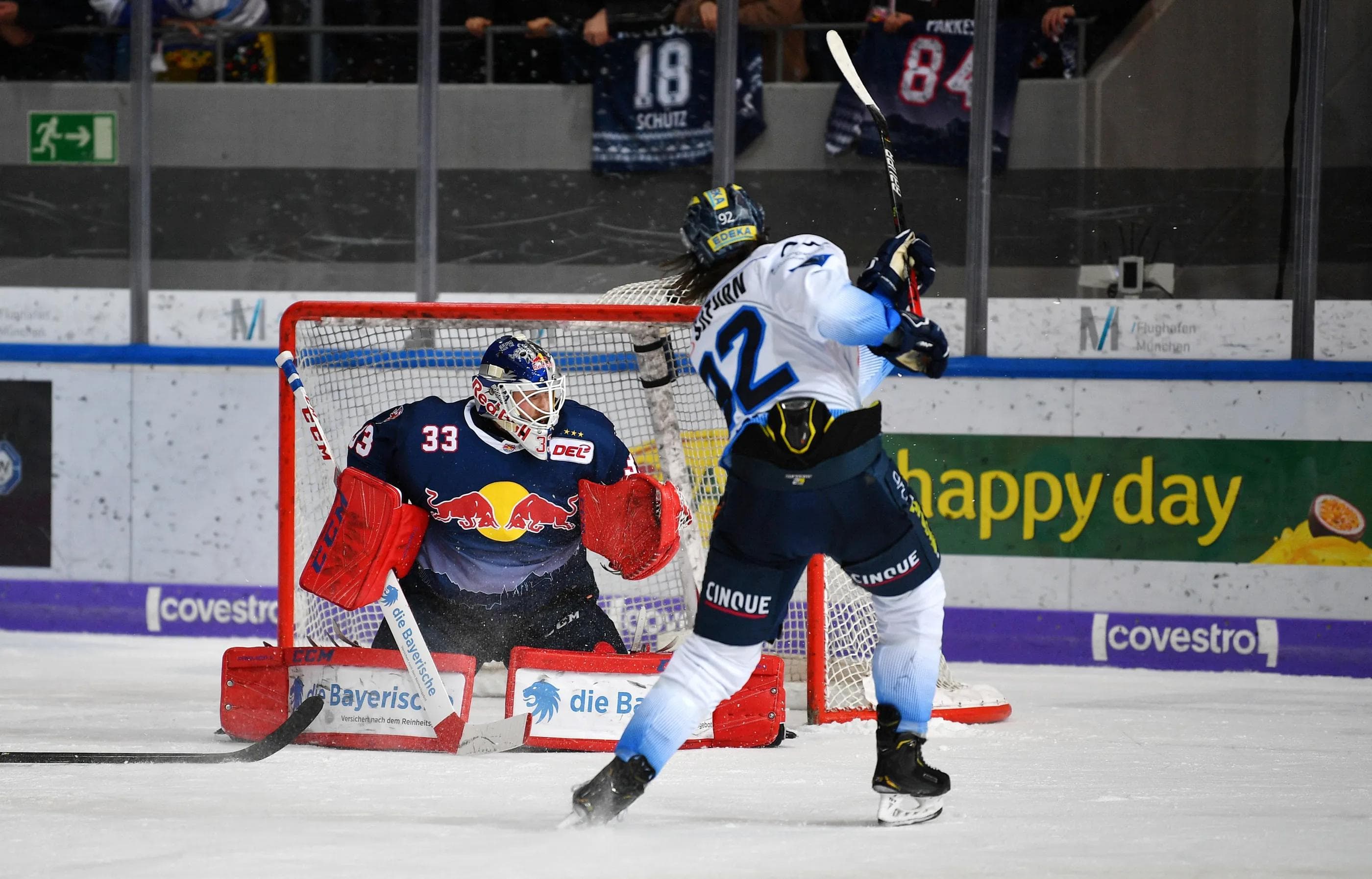 Drin das Ding!
Mirko Höfflin setzte die Scheibe in der Verlängerung zum wichtigen Sieg in die Maschen.
Foto: DEL-Fotosharing
