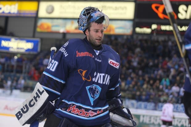 Goalie Markus Janka trifft wohl trotz seinem Fehler beim fünften Gegentor am wenigsten Schuld an der Niederlage. Foto: Stefan Bösl - www.kbumm.de
