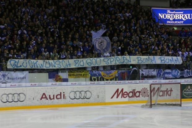 Die Panther-Fans gratulieren Jakub Ficenec zum 600. DEL-Spiel. Foto: Stefan Bösl - www.kbumm.de