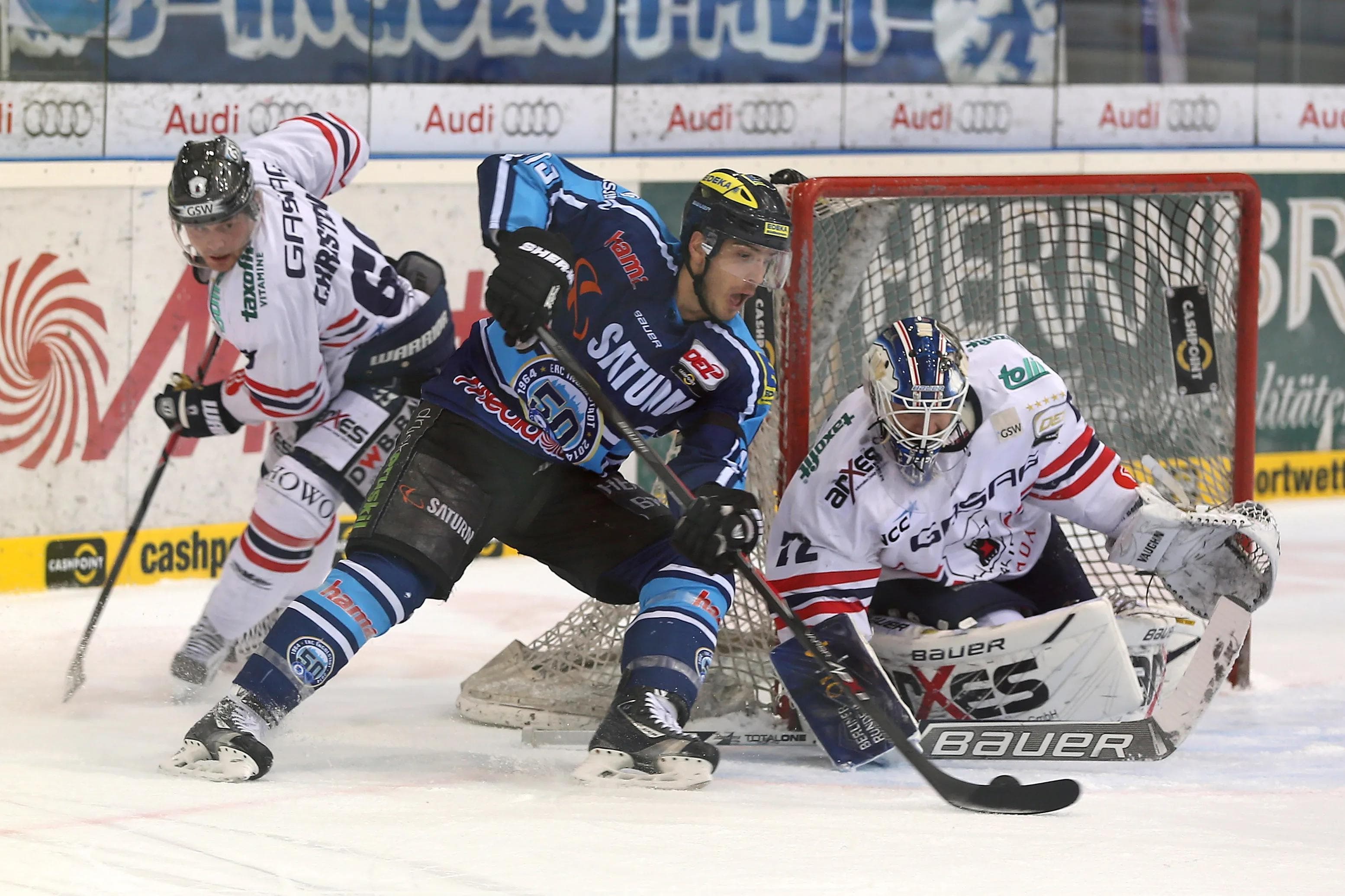 John Laliberte in der ersten Playoffrunde der Saison 2013/2014 gegen die Eisbären Berlin...
