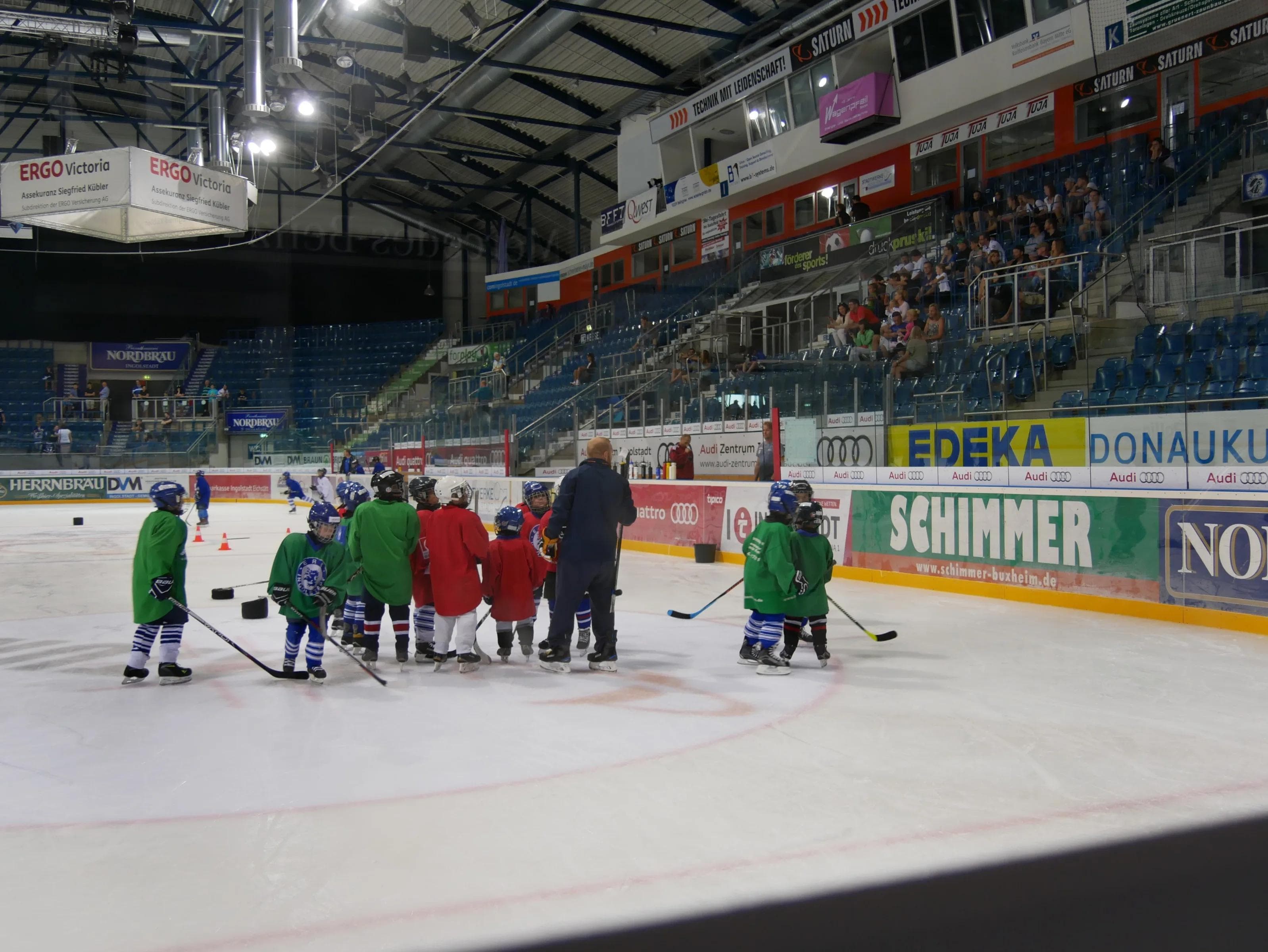 Die Teilnehmer des Sommercamps präsentierten ihre Fähigkeiten vor den Dauerkartenbesitzern.