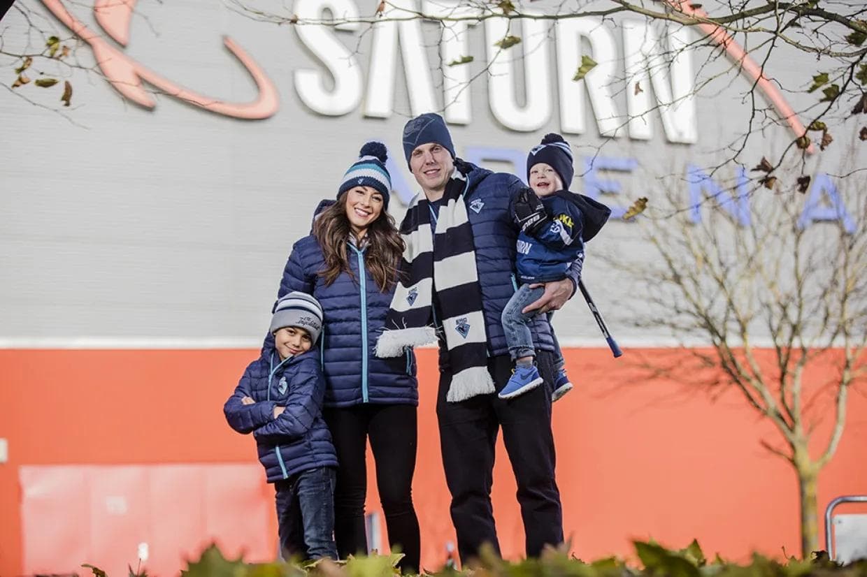 Danny Irmen mit seiner Frau Katie und den beiden Söhnen Taylor (rechts) und Max, perfekt bekleidet für den Winterbeginn. Foto: Herbert