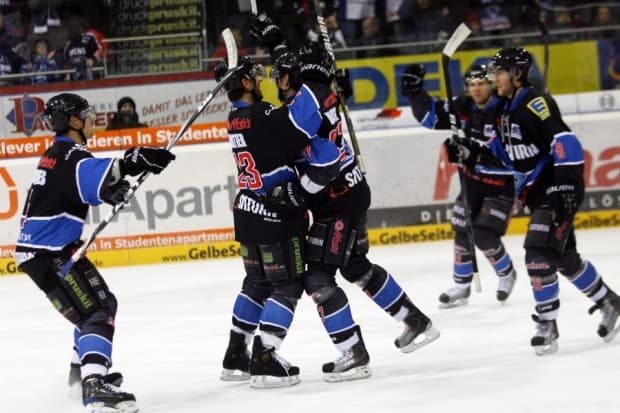 Torjubel beim 1:0 von Matt Hussey. Foto: Adalbert Michalik - www.kbumm.de