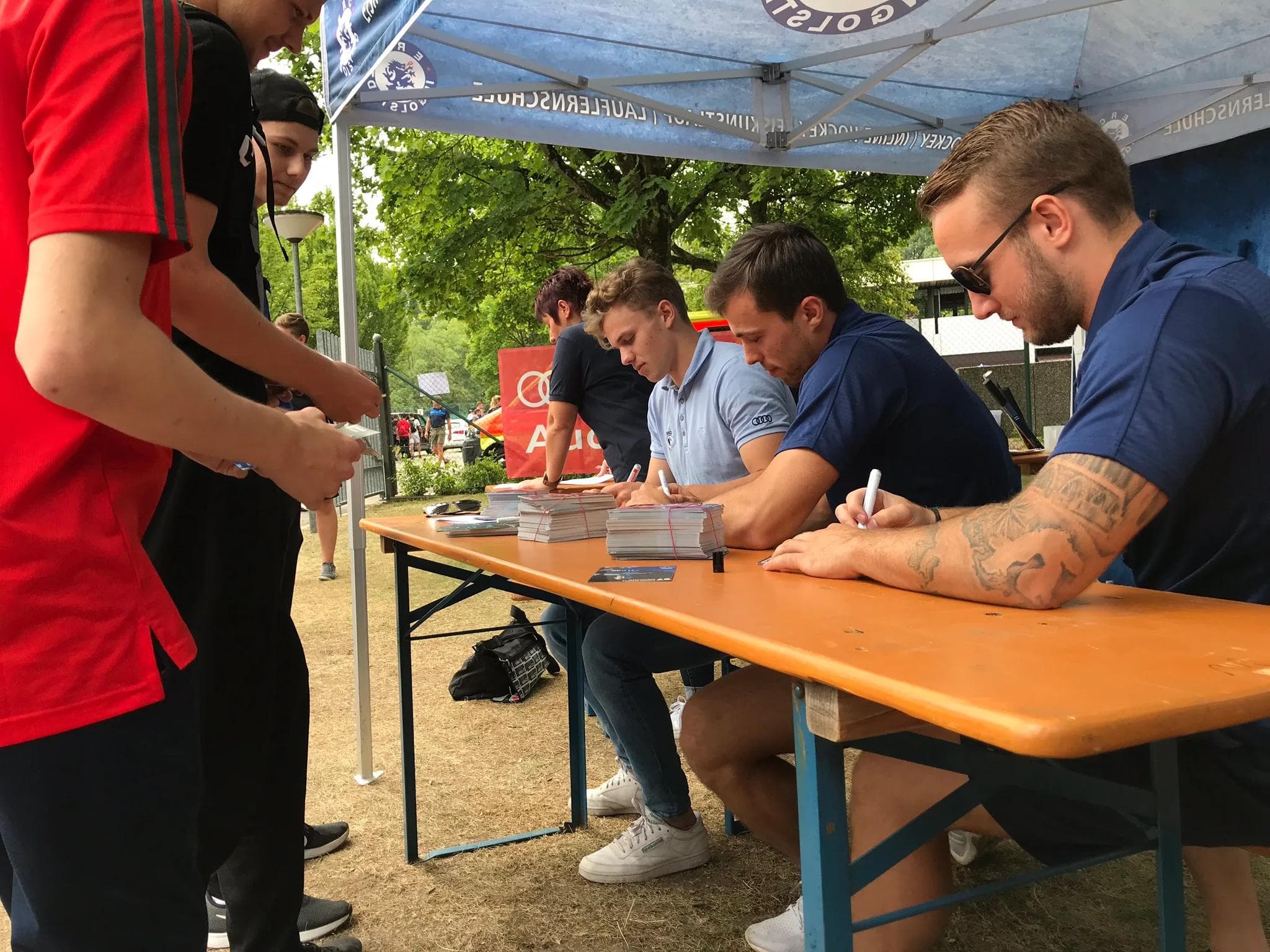 Autogrammstunde in der Mittagspause.