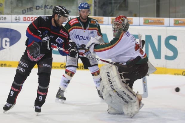 Bob Wren trifft zum 1:1 durch die Beine von Dennis Endras. Foto: Stefan Bösl - www.kbumm.de