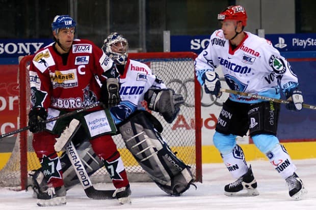 Duanne Moeser wartet auf den Puck