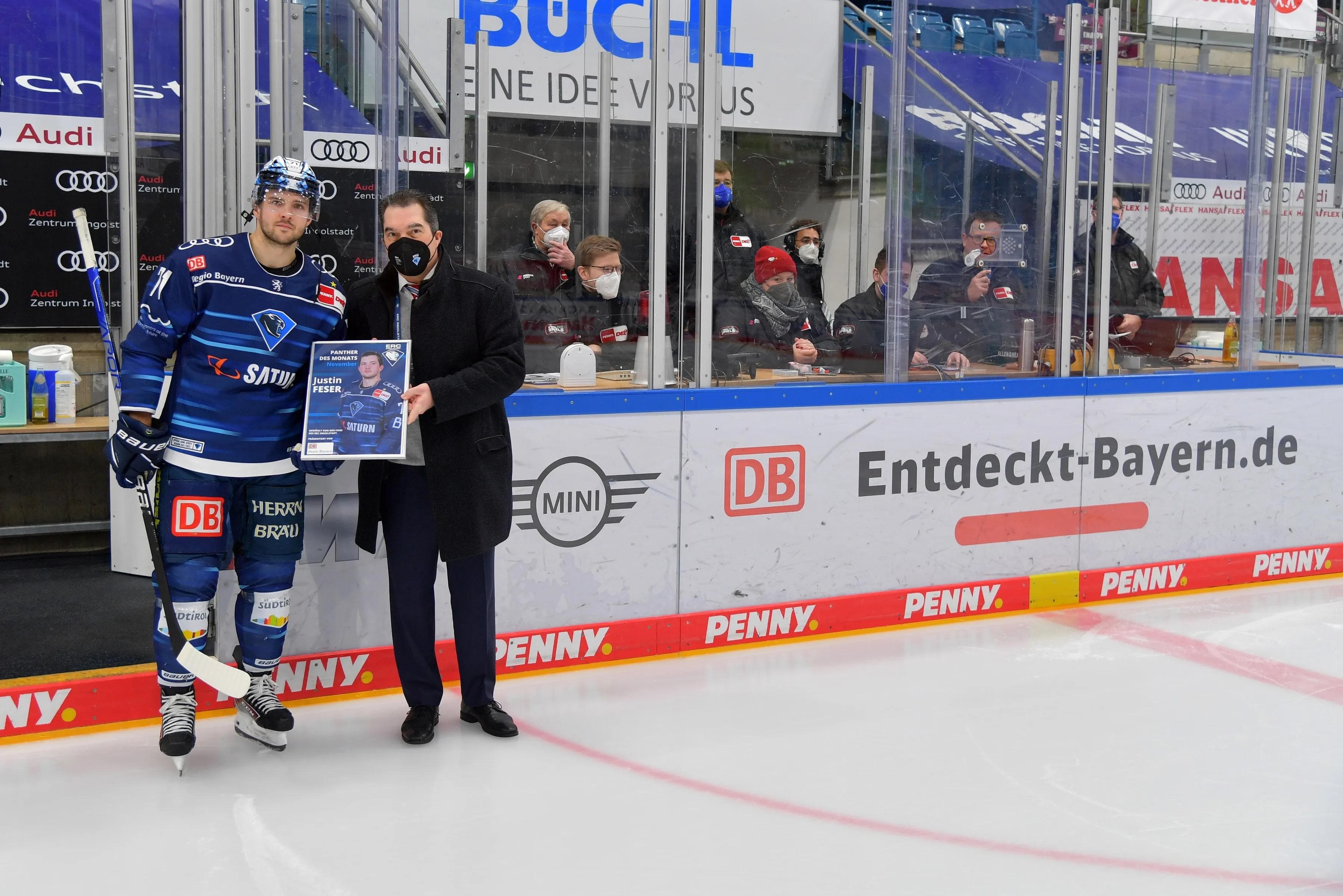 Larry Mitchell überreichte Justin Feser die Urkunde.
Foto: Johannes Traub/JT-Presse.de