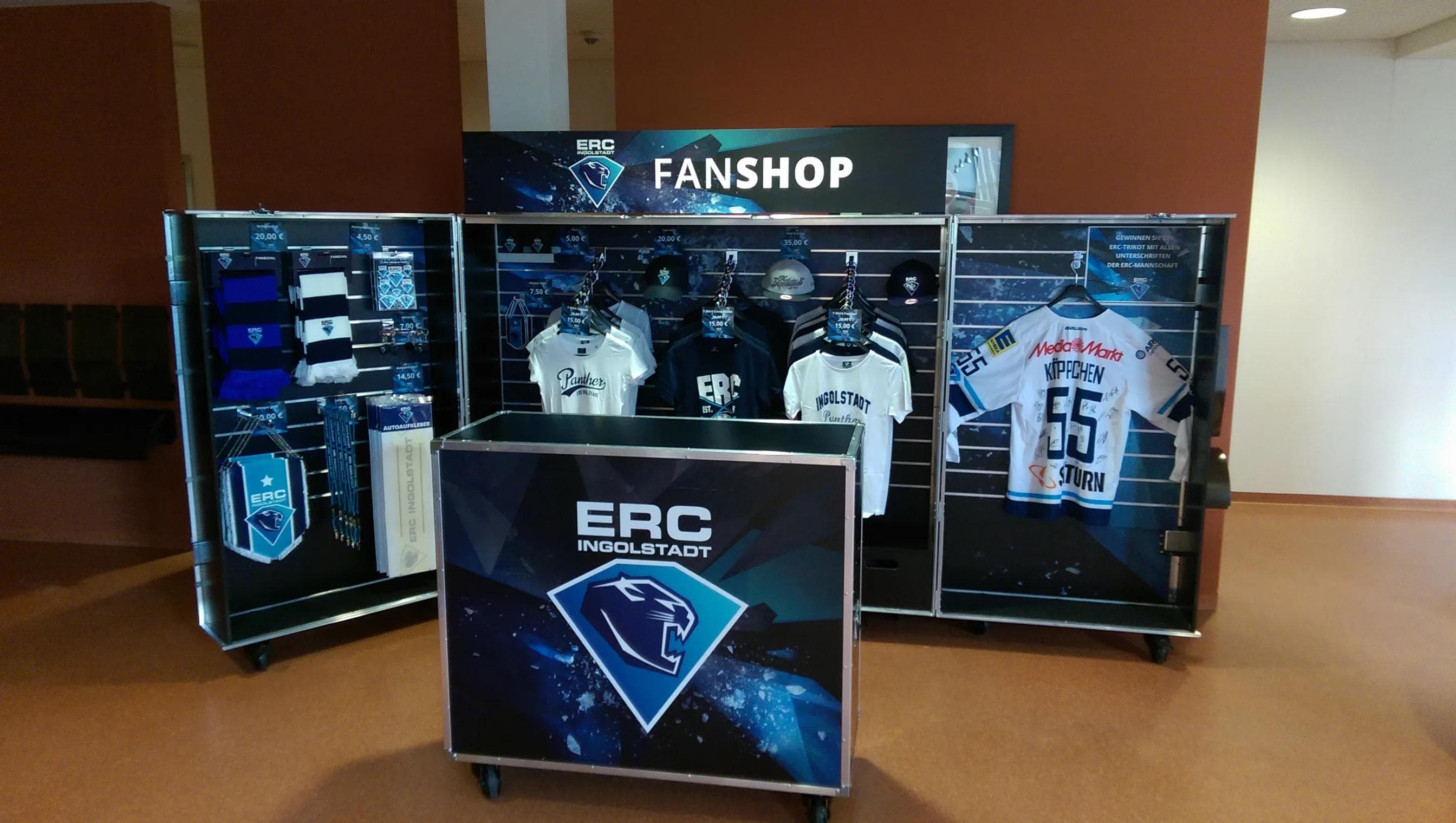 Bei Airbus kommt am Samstag erstmals der neue ERC Fanshop zum Einsatz...