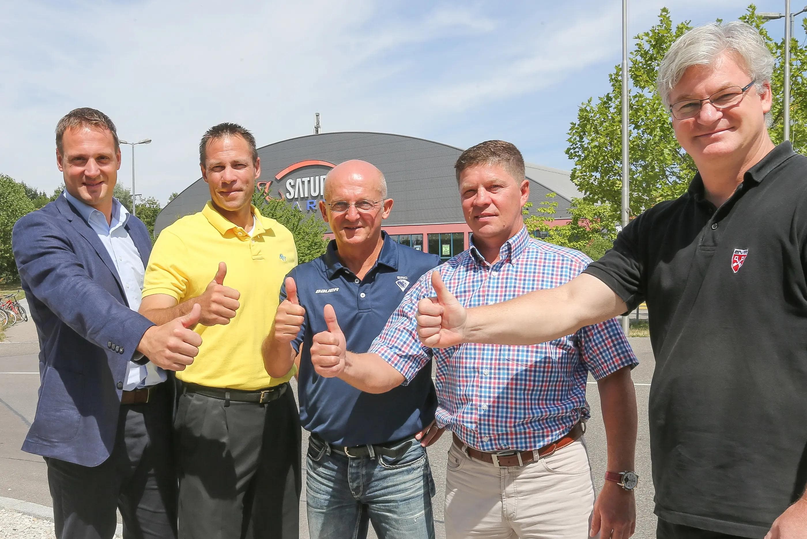 Die Kooperationspartner (von links): Michael Kreitl und Mike Muller vom ESVK, Jiri Ehrenberger vom ERCI, Sergej Waßmiller vom EHC Bayreuth und Ivo Stellmann-Zidek vom EV Regensburg. Foto: Oliver Strisch