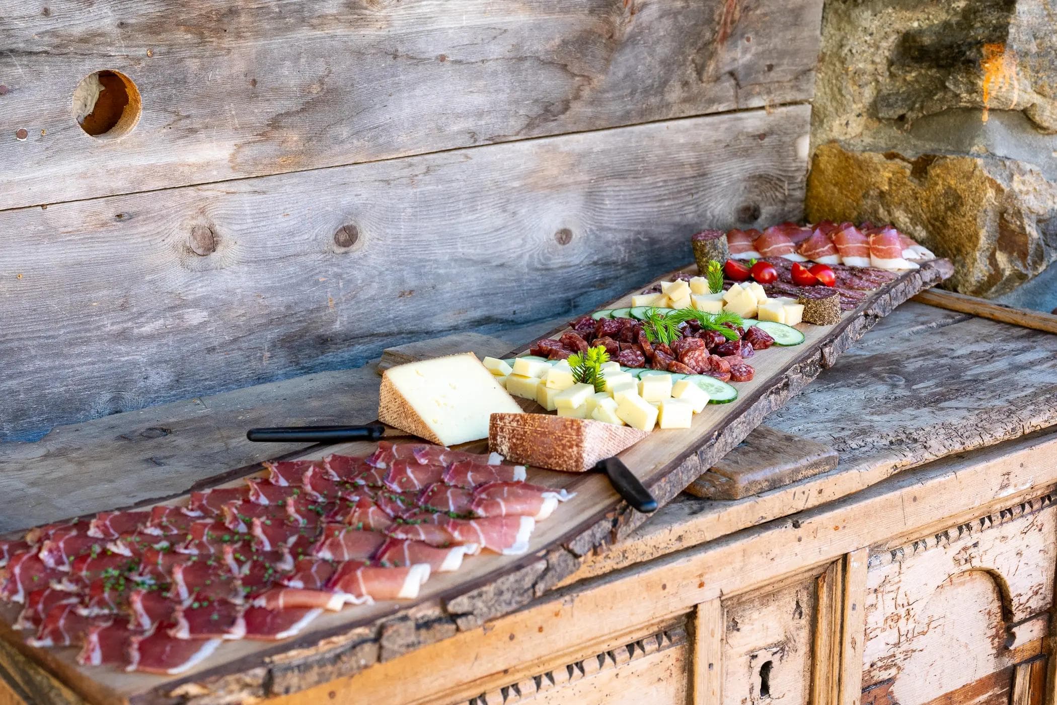 Jeder Teilnehmer erhält unter anderem ein kostenloses, typisch südtiroler Bortzeitbrettl.
Foto: Tourismusverein Latsch-Martell