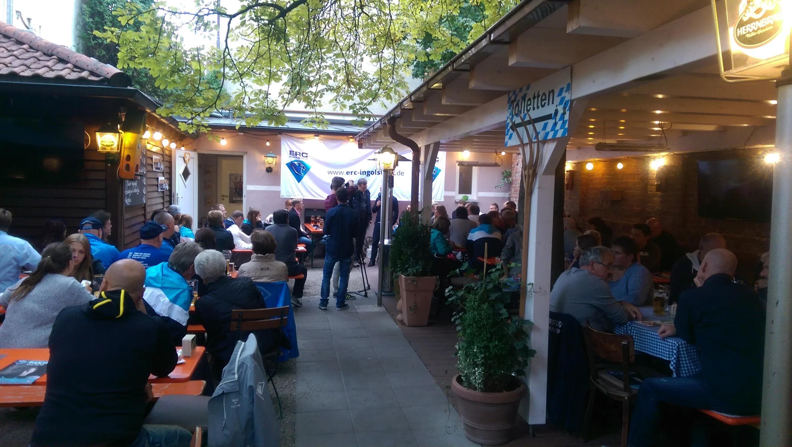 Viele Fans beim ersten ERC Stammtisch im Mo-Biergarten...