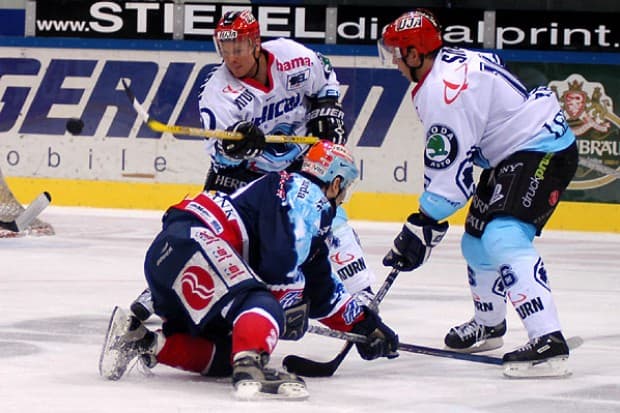 Justin Harney hat den Blick auf den Puck 