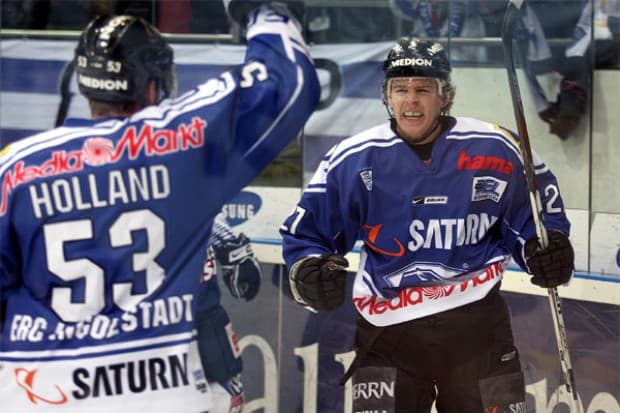 Doppeltorschütze Matt Keith bei seinem Torjubel zum 2:1. Foto: kbumm