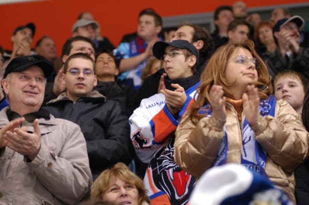 Fans applaudieren ihre Panther