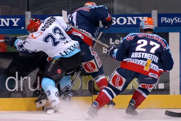 Chad Allan gegen zwei Huskies