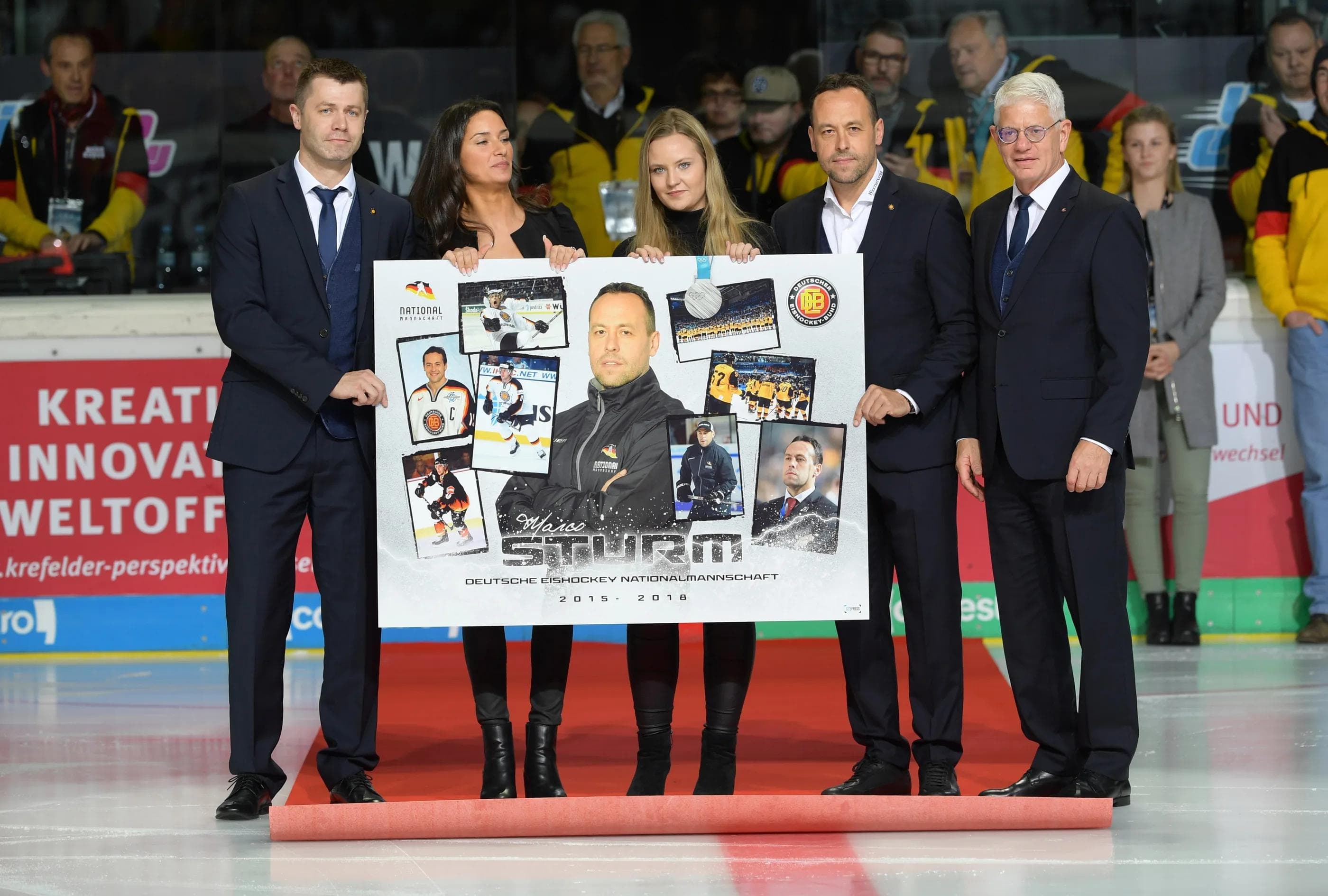 Zum Abschied ein Plakat: Marco Sturm (2. v.r.) wechselt in die NHL. Foto: City Press