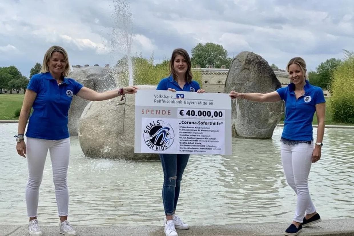 Goals for Kids spendet 40.000 Euro als Coronahilfe an acht Einrichtungen in der Region. v.l.n.r.: Steffi Praunsmändtl (1. Vorsitzende Goals for Kids), Ricarda Tretter (Schriftführerin), Stefanie Büchl (Beirätin)
Foto: Goals for Kids