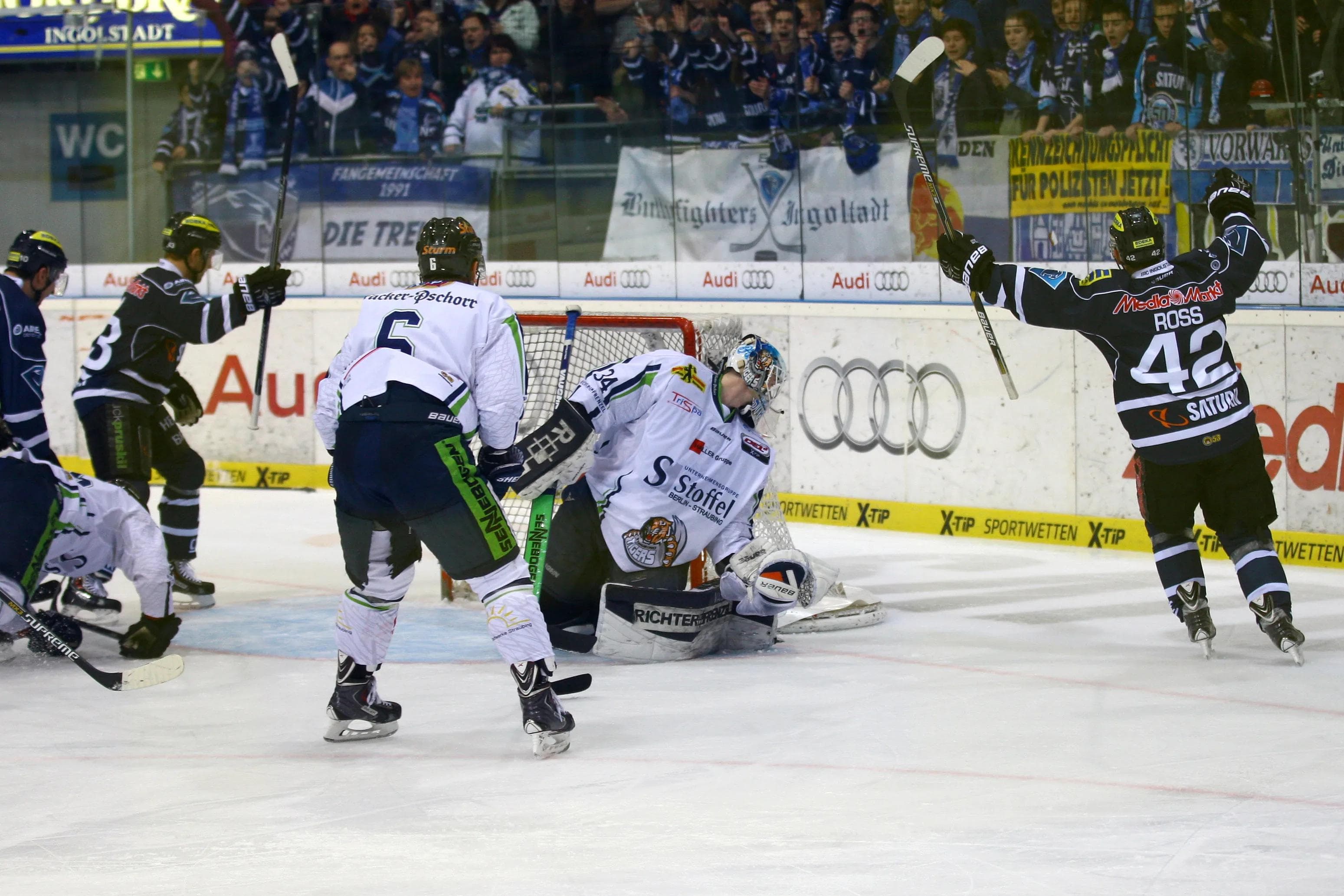 Jared Ross (rechts) dreht nach einem Tor gegen Straubing zum Jubel ab. Foto: Adalbert Michalik