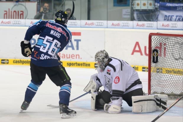 Fredrik Wark gab sein Debüt im ERC-Trikot. Foto: Stefan Bösl - www.kbumm.de
