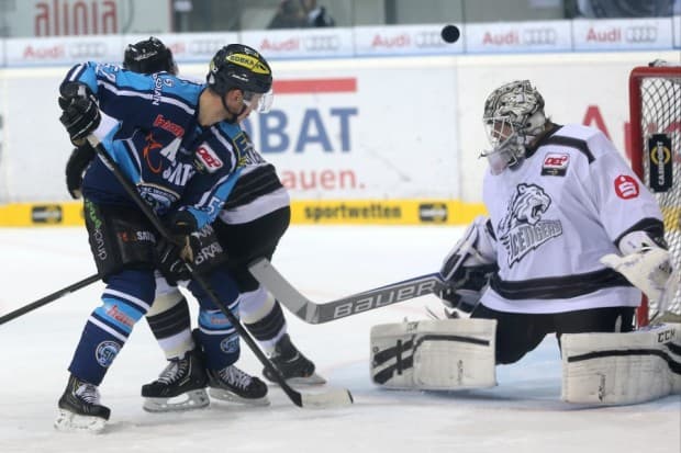 Patrick Hager vor Tyler Weiman. Foto: Stefan Bösl - www.kbumm.de