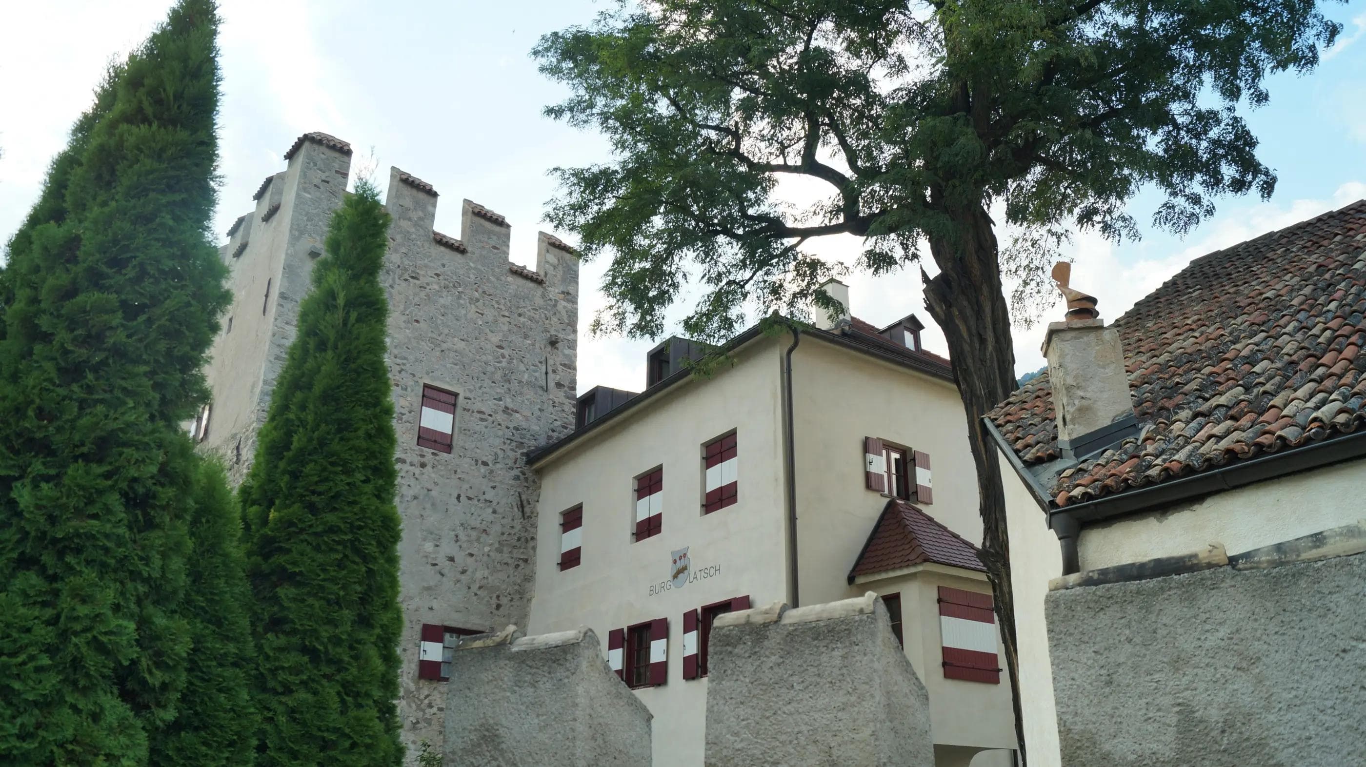 Das mittelalterliche Gebäude, die Burg Latsch, befindet sich im Ortskern. Morgen geht es für die Panther auf die Tarscher Alm...