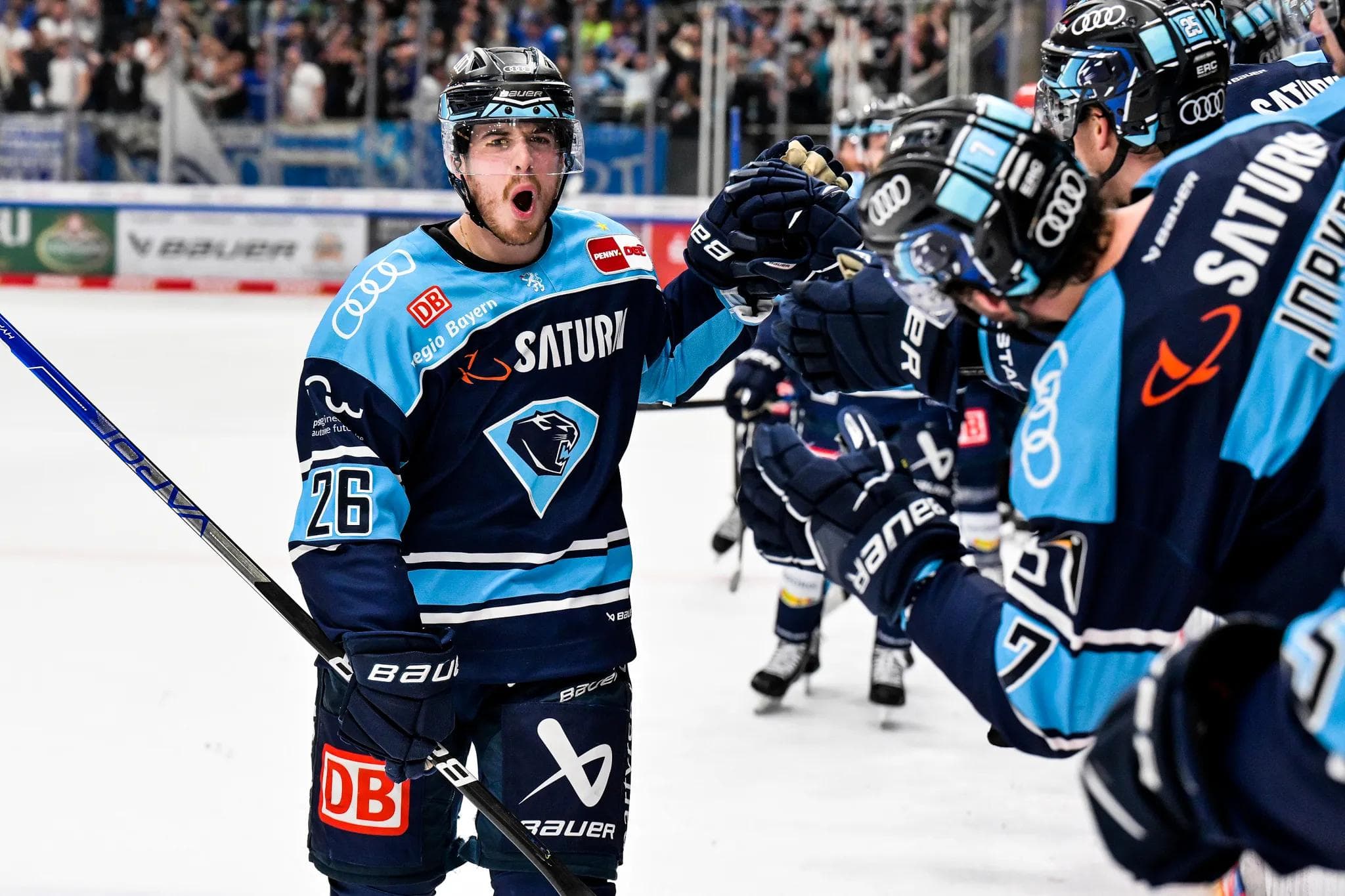 Wenige Momente, nach dem die SATURN-Arena explodierte: Das Trikot, in dem Ty Ronning unter anderem den 6:6 Ausgleichstreffer im fünften Viertelfinal-Spiel gegen die DEG erzielte, ist ab sofort in unserem Ebay-Shop erhältlich.
Copyright: Johannes Traub /