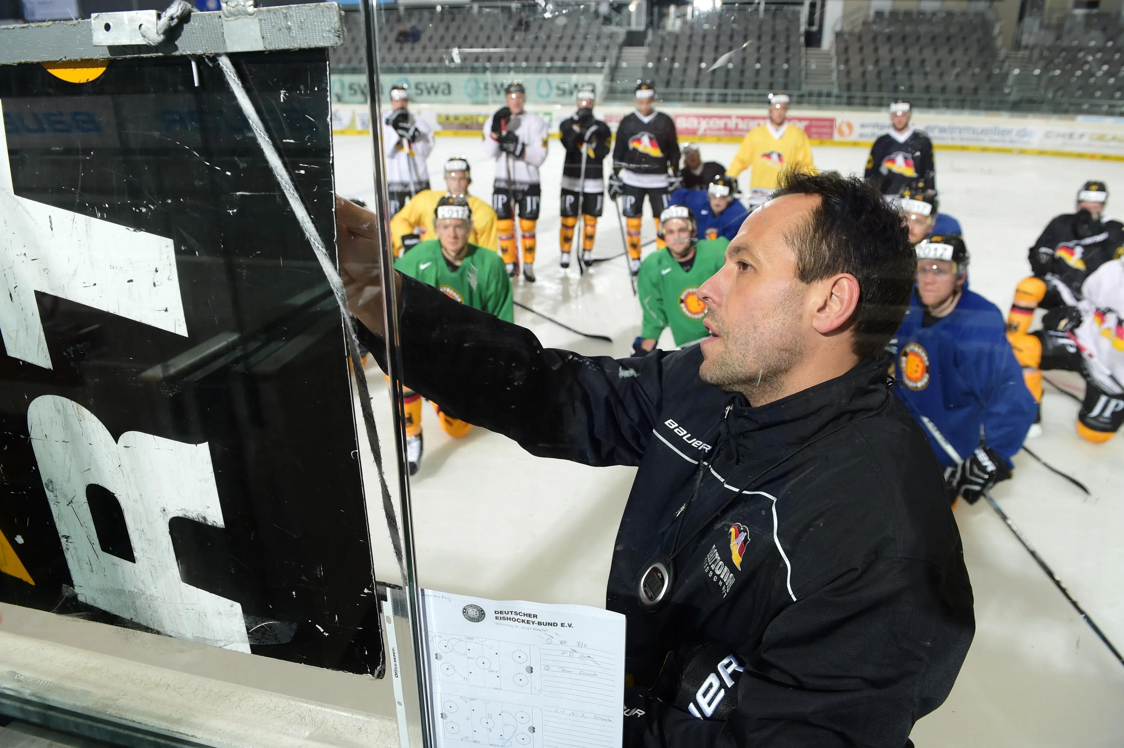 Bundestrainer Marco Sturm gibt letzte Instruktionen. Foto (Archiv): City Press
