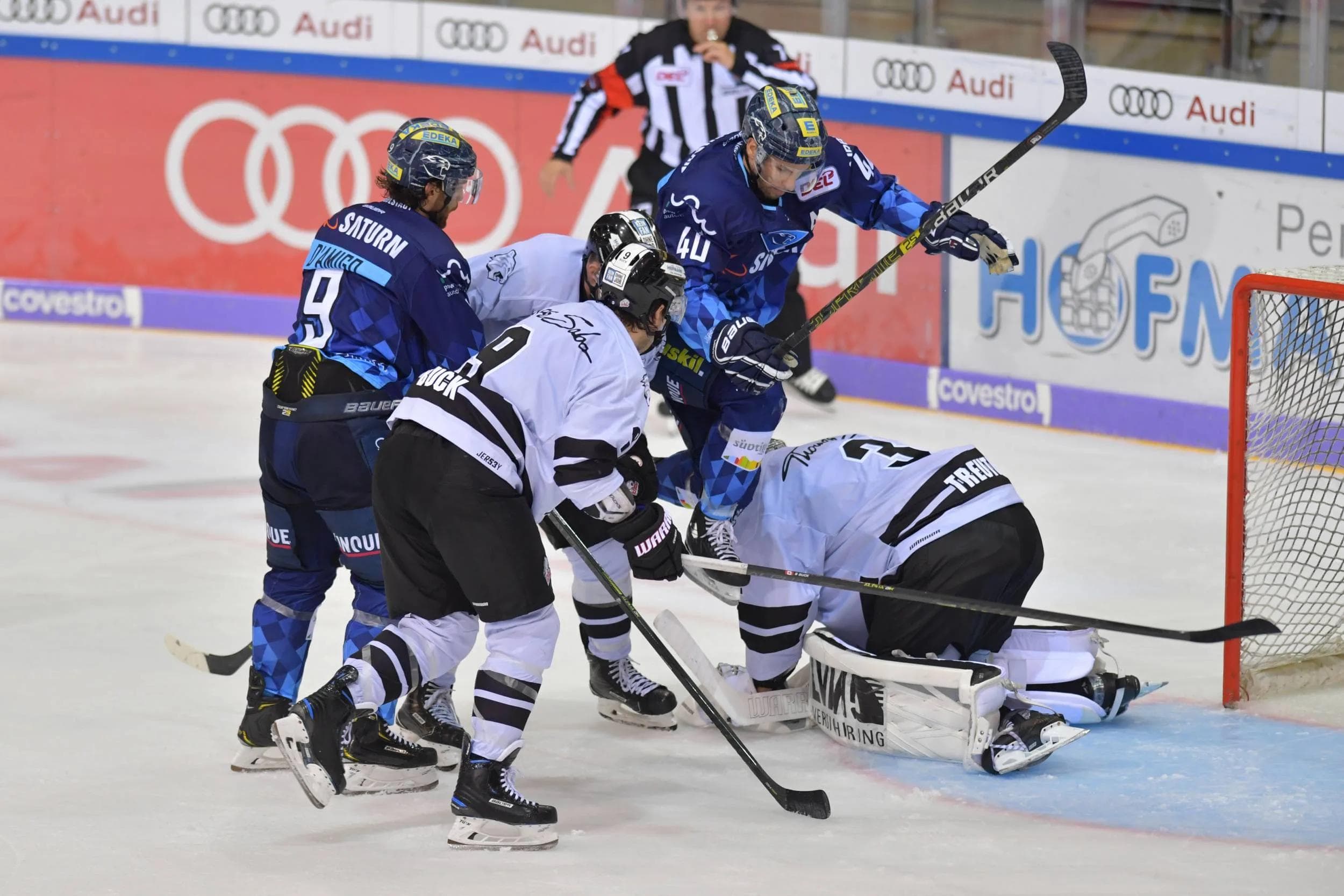 Kein Durchkommen gab es für den ERC um Darin Olver (Mitte) gegen die Ice Tigers um Goalie Niklas Treutle. Foto: Johannes Traub/JT-Presse.de