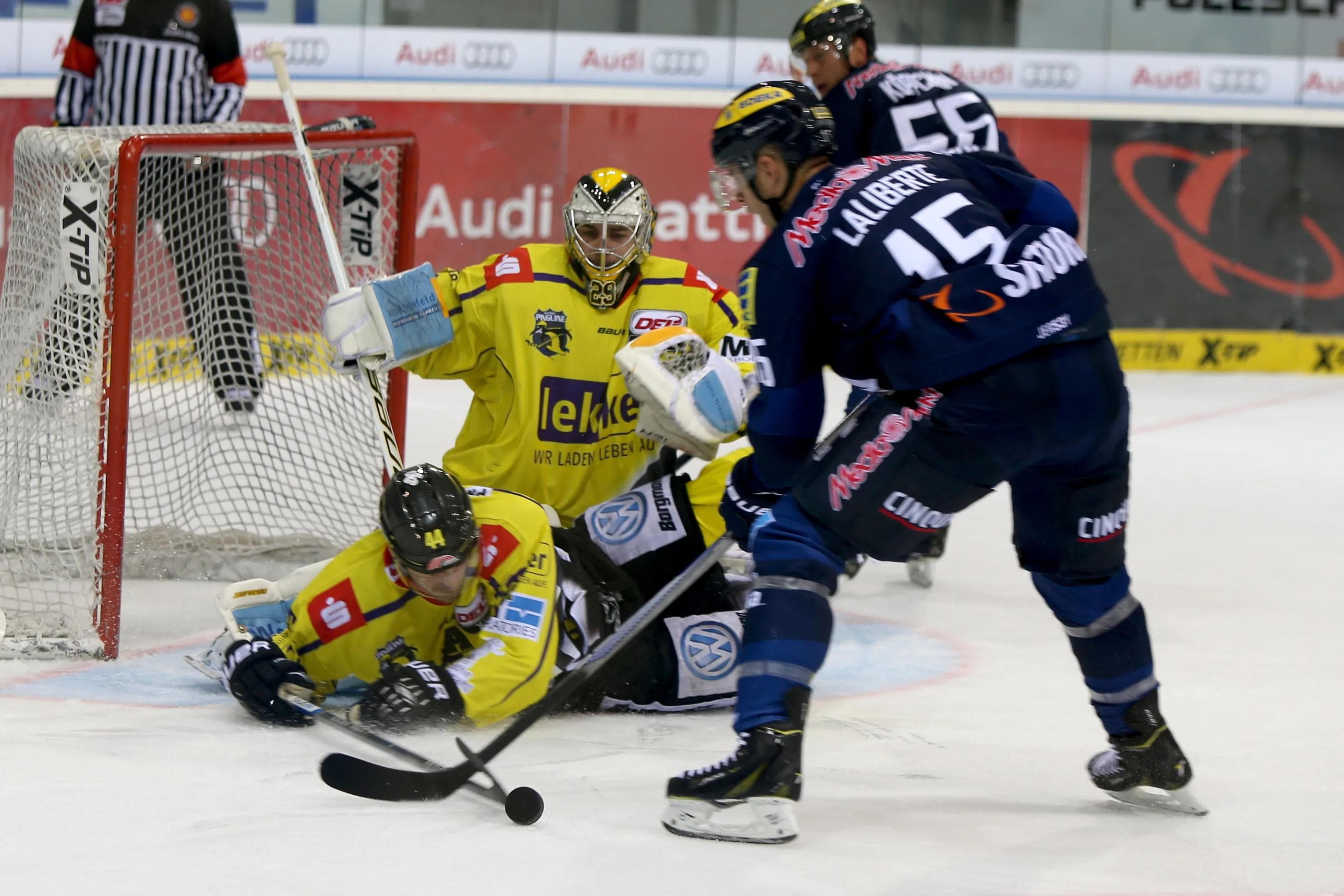 Angreifer John Laliberte (rechts) steht gegen Krefeld wieder im Aufgebot. Foto: Jürgen Meyer / kbumm.de