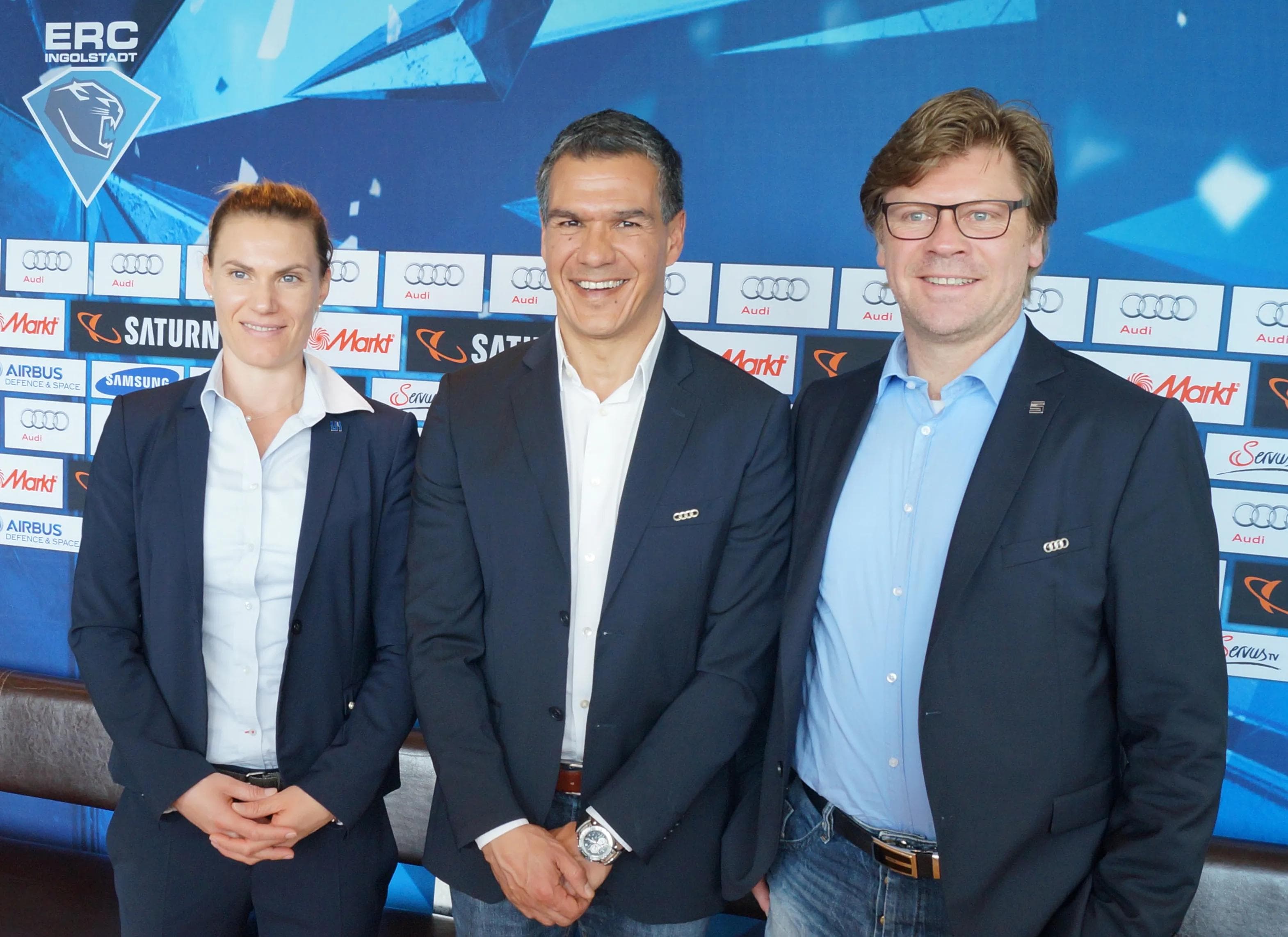 Manny Viveiros (Mitte) ist der neue Cheftrainer des ERC Ingolstadt. Peppi Heiß (rechts) assistiert ihm, Maritta Becker unterstützt das Duo als Fitnesstrainerin.