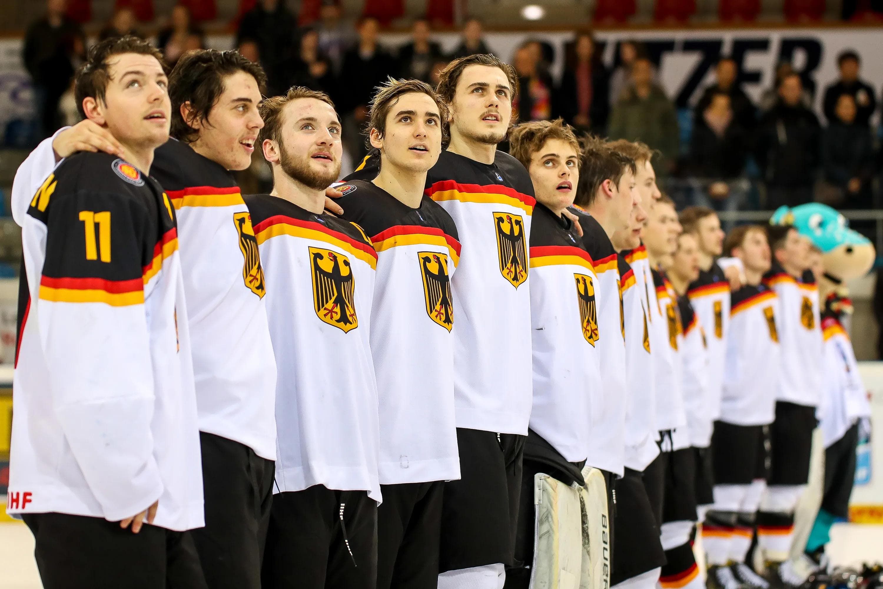 Deutschland um Simon Schütz (Dritter von links) schlägt den Topfavoriten - muss nun aber nachlegen und hoffen. Foto: spfoto.de