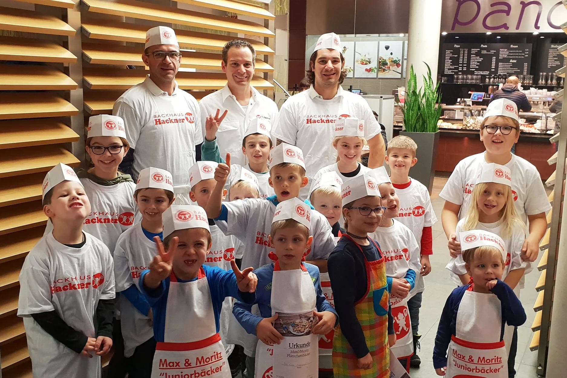 Der Xaver Kids-Club besuchte das Backhaus Hackner zum Plätzchenbacken.