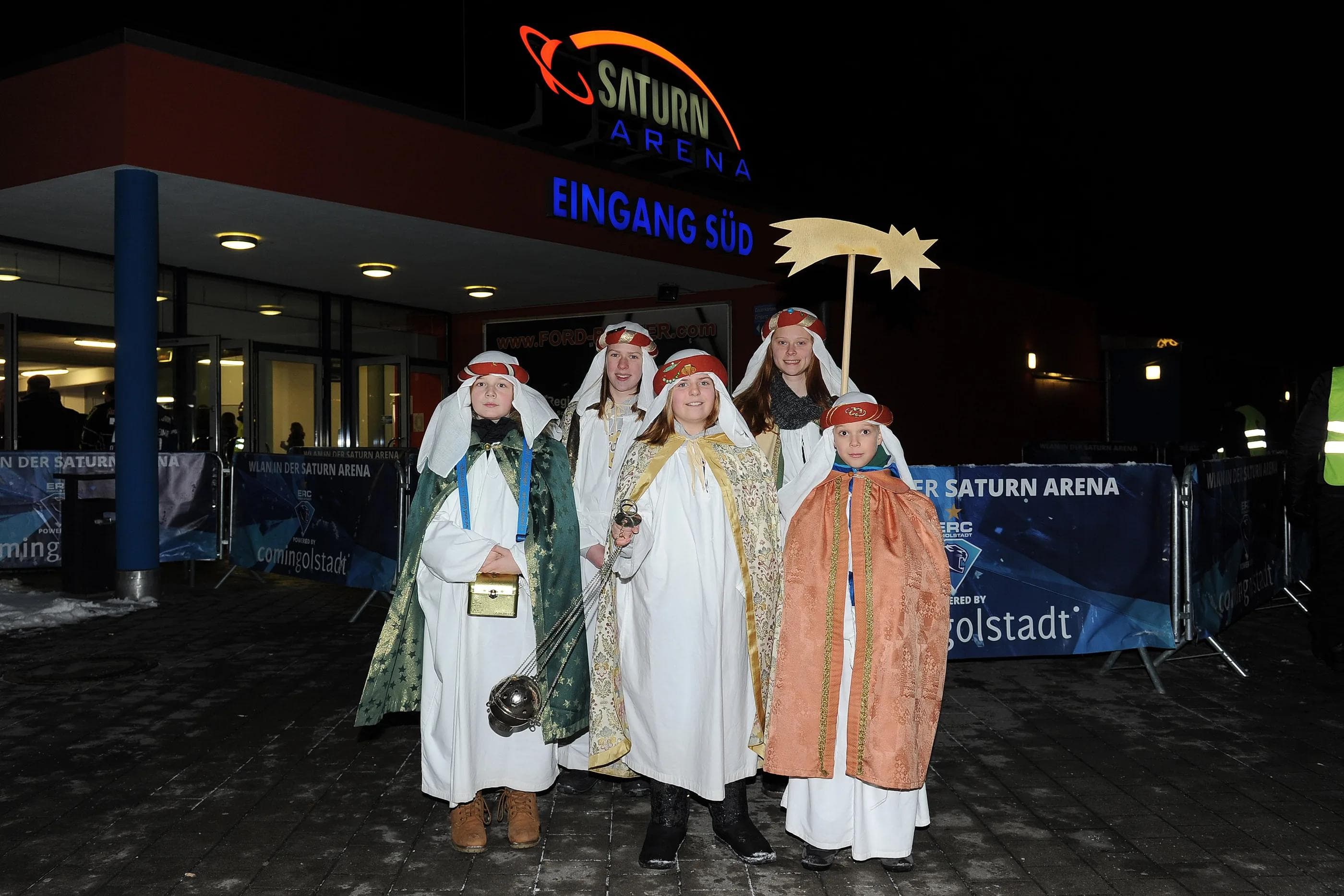 Die Sternsinger von St. Augustin vor der Saturn Arena... 

Foto: ST-Foto.de / Johannes TRAUB