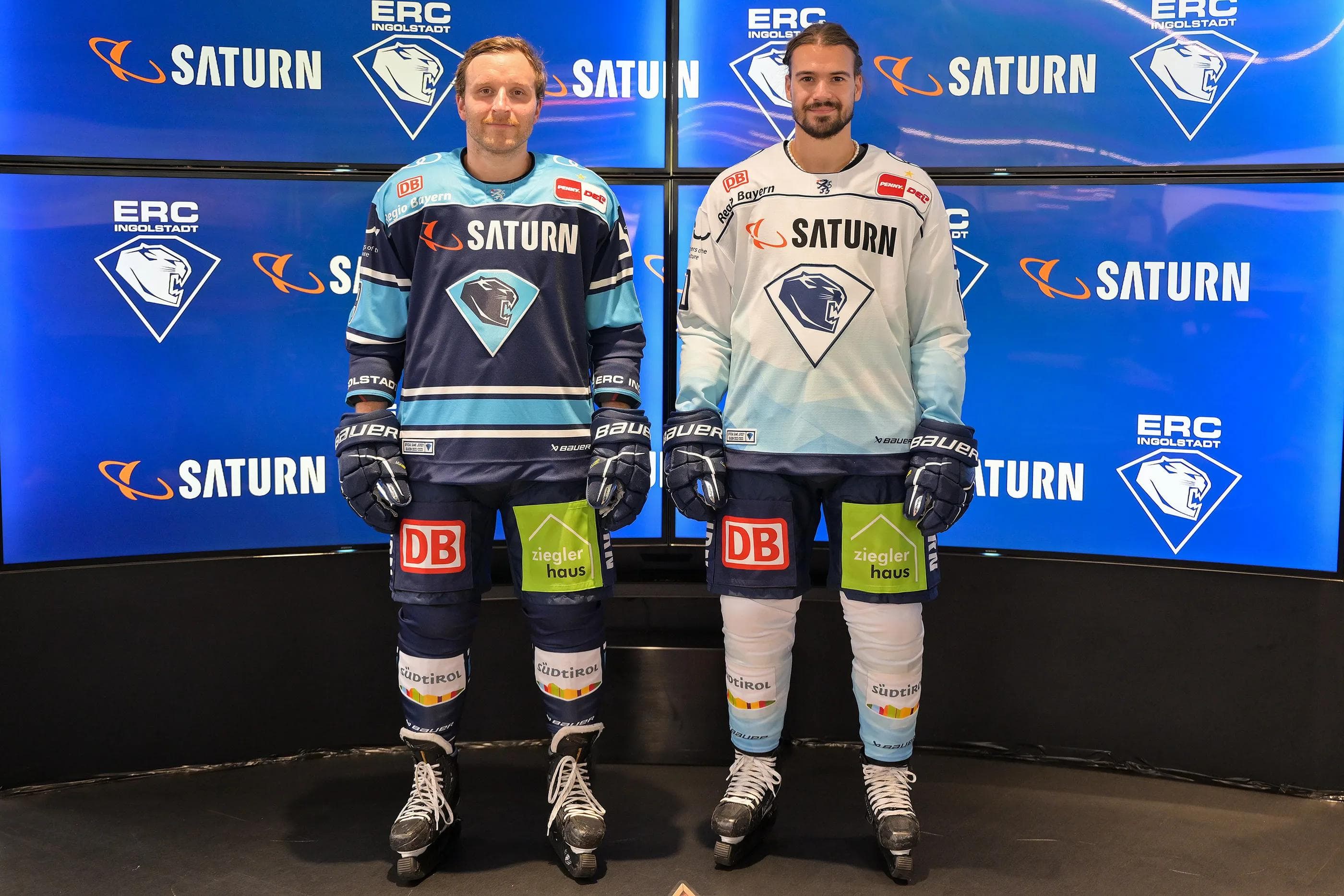 Frederik Storm (li.) und Mirko Höfflin präsentierten das neue ERC-Trikot.
Foto: Johannes Traub/JT-Presse.de