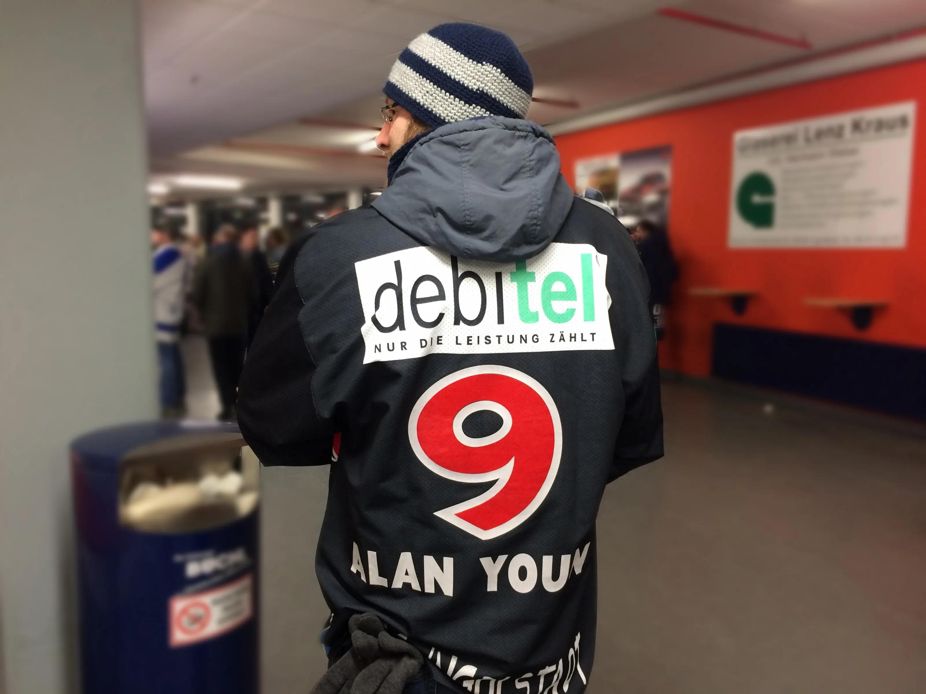 Alan hat einen Namensvetter auf dem Rücken.