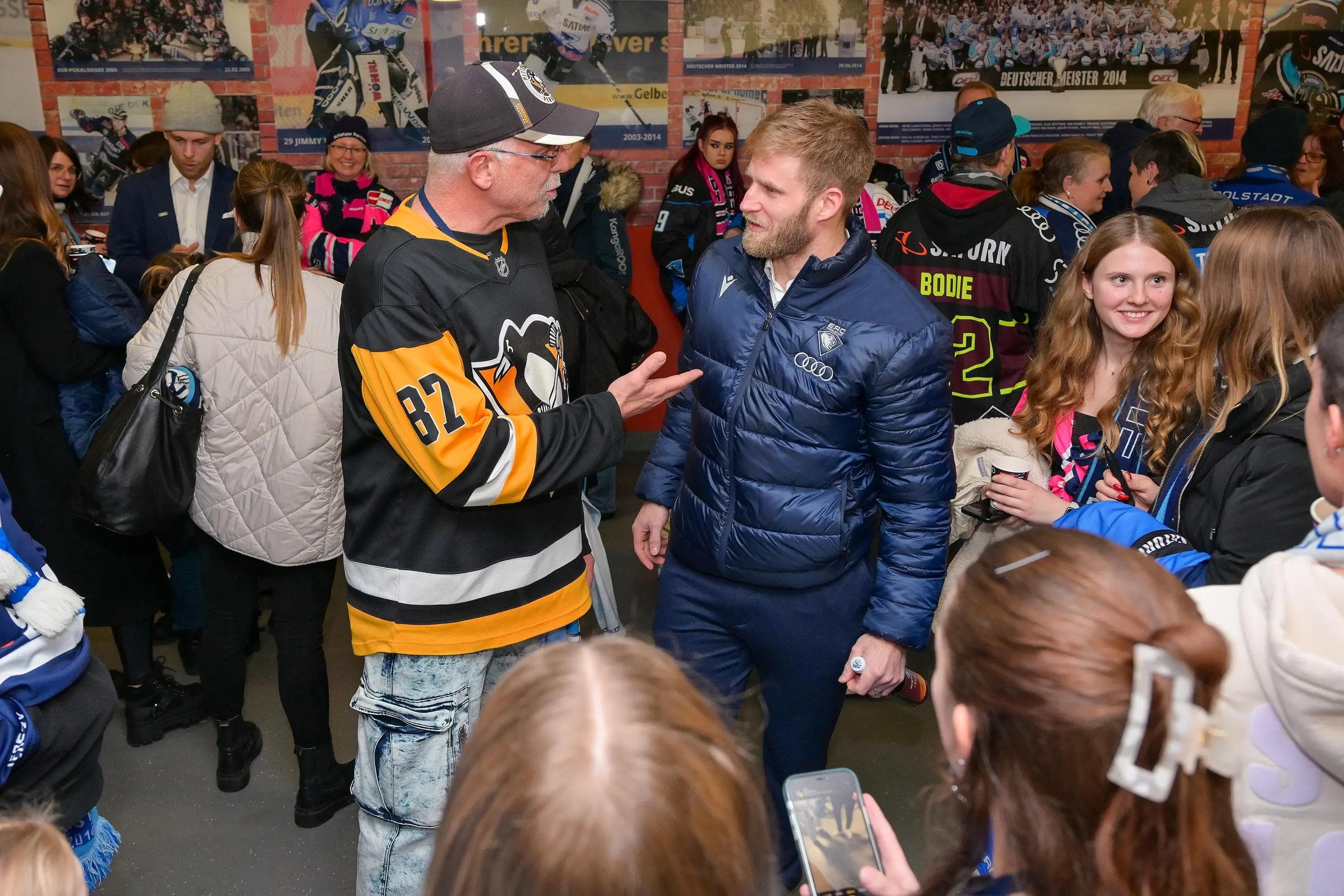 Daniel Pietta analysierte den Derbysieg mit einem Fan.
Foto: Johannes Traub/JT-Presse.de