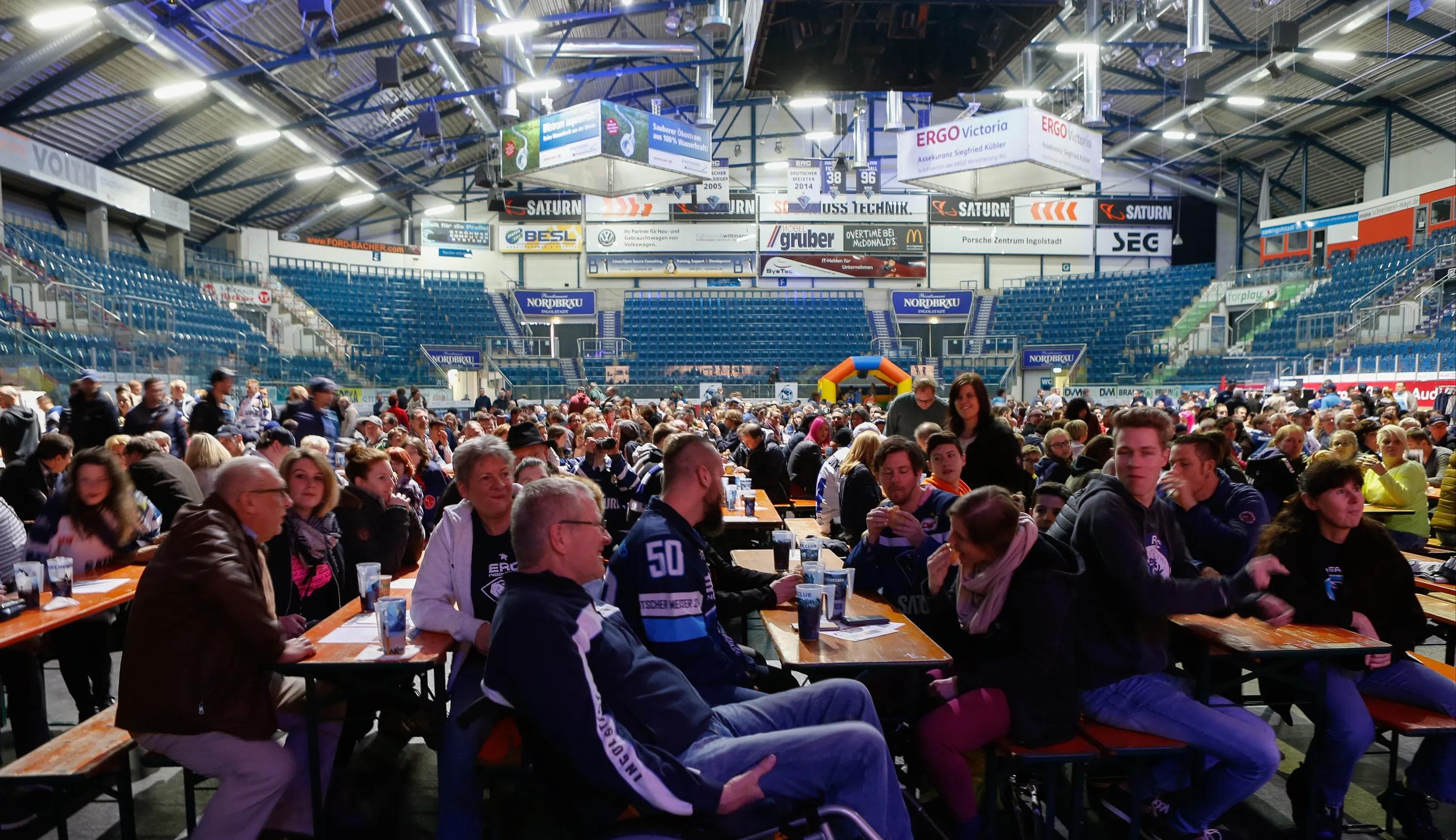 Weit über 1000 Besucher waren zur Saisonabschlussfeier in die Saturn Arena gekommen. Foto: Strisch / st-foto.de
